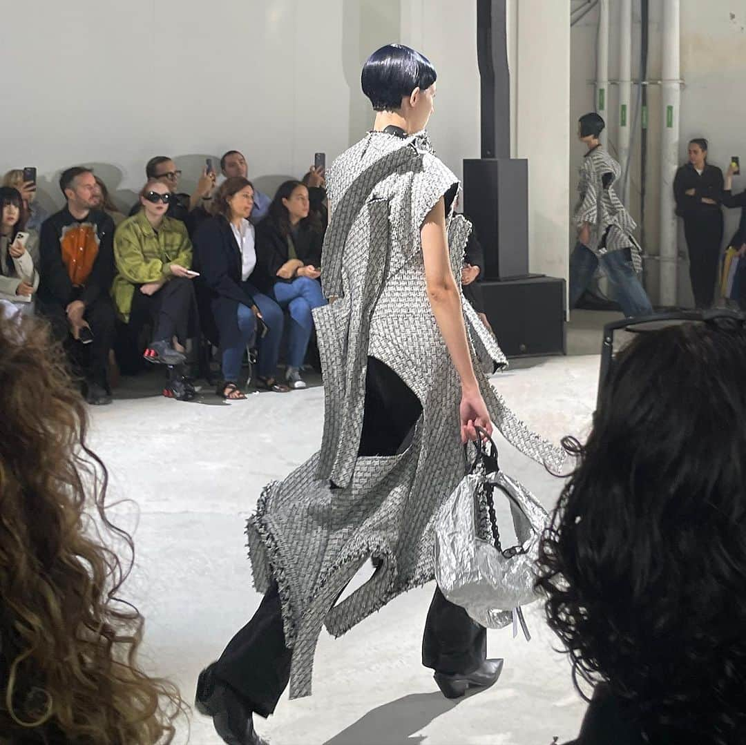 大森美希さんのインスタグラム写真 - (大森美希Instagram)「JUNYA WATANABE  Spring 2024 Ready-to-Wear  ジュンヤ ワタナベ 2024年春夏コレクション パリランウェイショー  折り紙のようでもあり、そして抽象彫刻のようにも見える作品の数々はまるで美術館に行った気分です。色はモノトーンがメインで、差し色に赤と青、ロウデニムのアイテムもありました。  @junyawatanabe  @parisfashionweek  @commedesgarconsparis   #pfw #junyawatanabe #commedesgarcons #paris #parisfashionweek #fashion   #パリコレ #ジュンヤワタナベ #ジュンヤワタナベコムデギャルソン #コムデギャルソン #渡辺淳弥 #パリ #ファッション」9月30日 23時01分 - mikiomori_