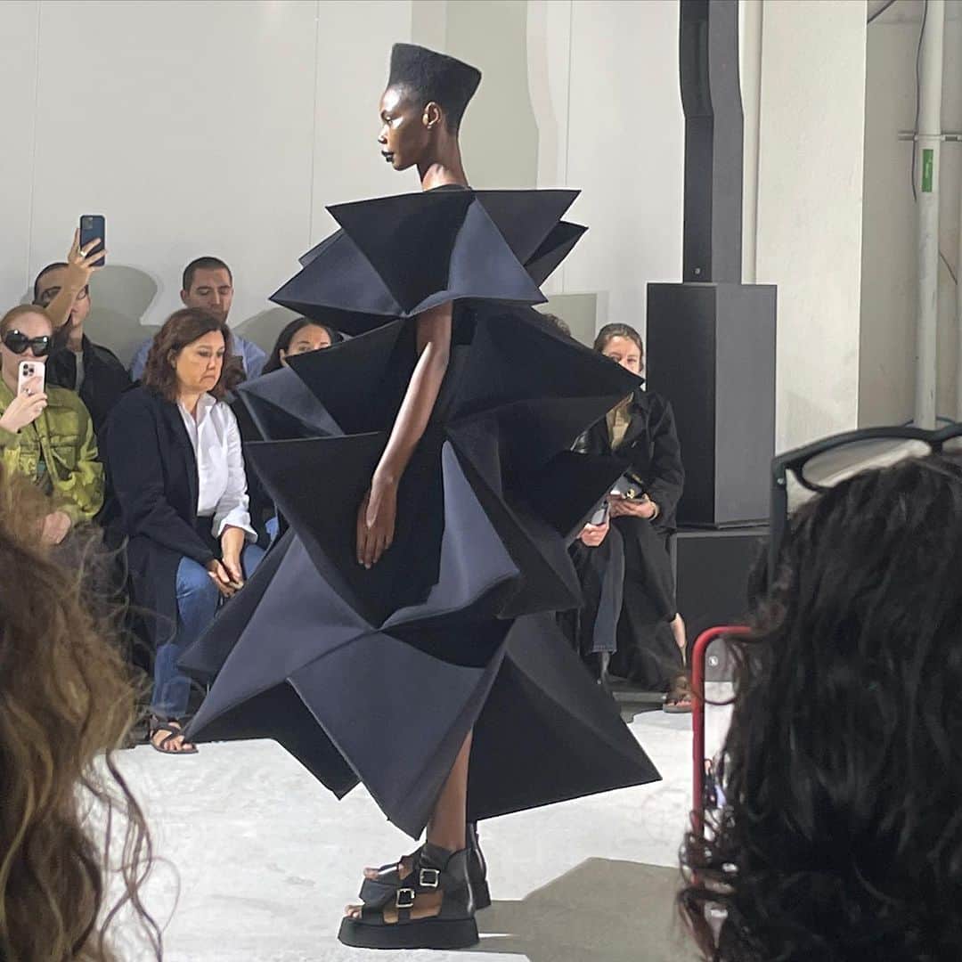 大森美希のインスタグラム：「JUNYA WATANABE  Spring 2024 Ready-to-Wear  ジュンヤ ワタナベ 2024年春夏コレクション パリランウェイショー  折り紙のようでもあり、そして抽象彫刻のようにも見える作品の数々はまるで美術館に行った気分です。色はモノトーンがメインで、差し色に赤と青、ロウデニムのアイテムもありました。  @junyawatanabe  @parisfashionweek  @commedesgarconsparis   #pfw #junyawatanabe #commedesgarcons #paris #parisfashionweek #fashion   #パリコレ #ジュンヤワタナベ #ジュンヤワタナベコムデギャルソン #コムデギャルソン #渡辺淳弥 #パリ #ファッション」