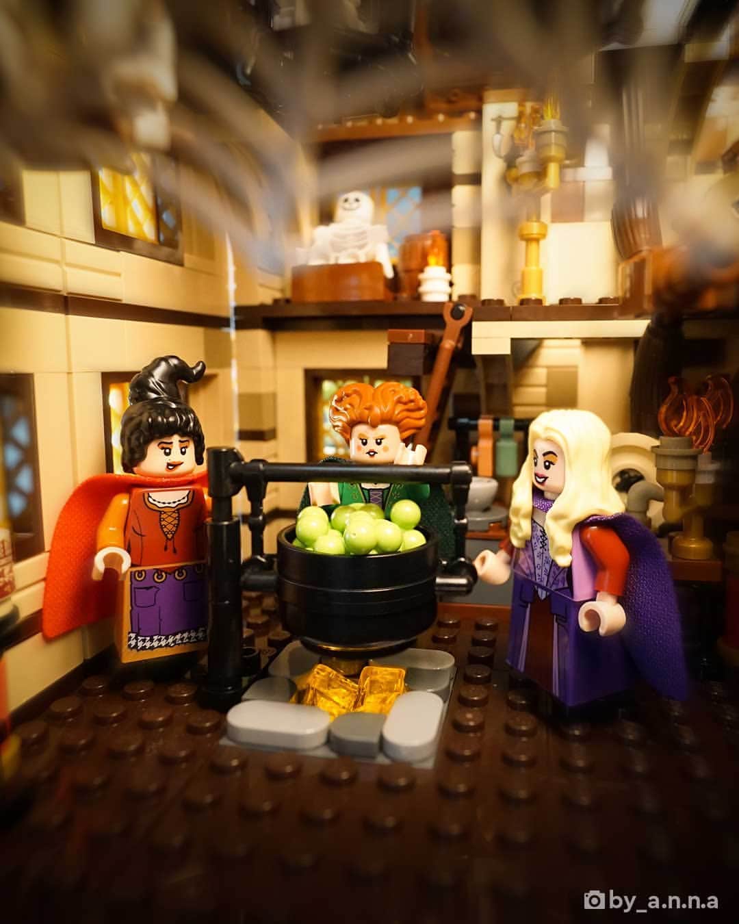LEGOさんのインスタグラム写真 - (LEGOInstagram)「Hocus pocus, our favorite witches in focus!   📸 @bevvypix from @StuckinPlastic, @the_aphol and @archiminibricks from @BrickCentral & @by_a.n.n.a from @StuckinPlastic  #LEGO #AFOL #ToyPhotography」9月30日 23時01分 - lego