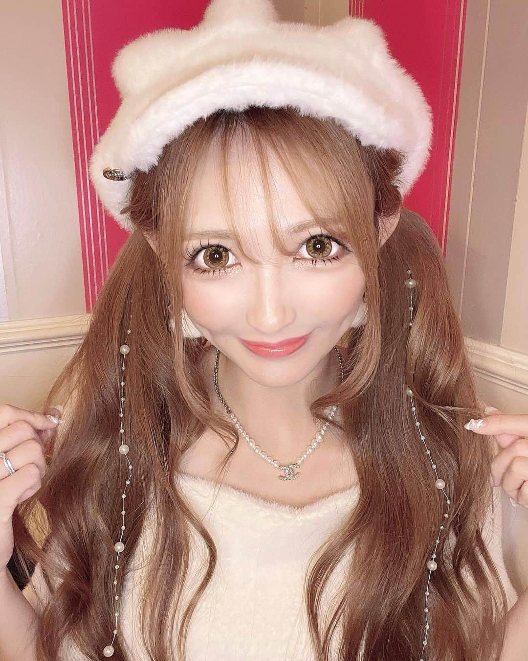 寿リリカのインスタグラム：「♡ おにゅ〜からこん🧡🤎 ♡ オレンジアーモンド🍊🧡の美味しそうなネーミングの発色😋 1monthのにしたよ〜😘 ♡ メイクもオレンジぽくしてみた🍊🧡🤎 ♡ #アイクローゼット #オレンジアーモンド #ホテラバ」