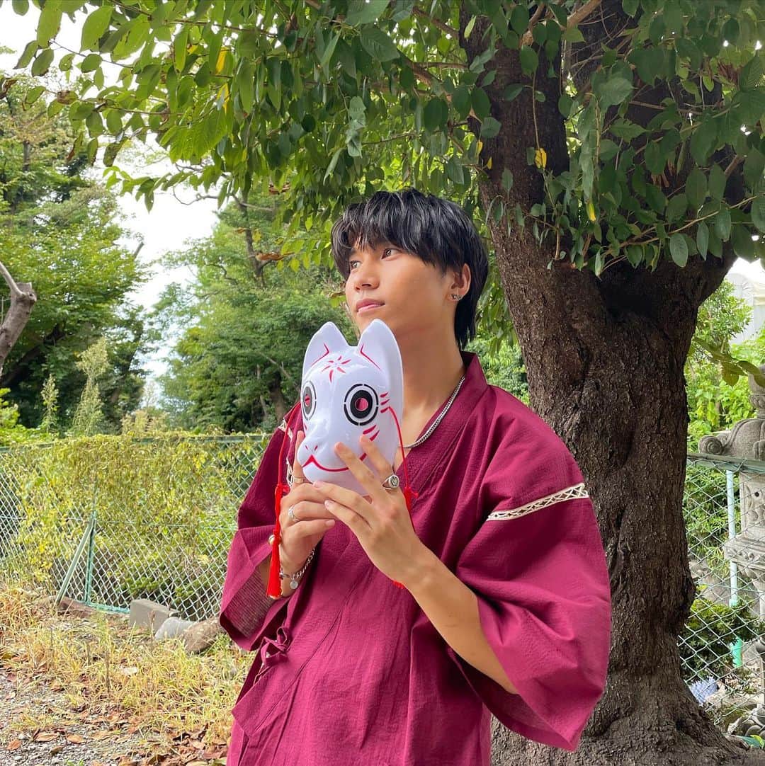 のインスタグラム：「MVオフショト！！ なんと！！甚兵衛来ちゃってます！ 初めて！！かわいいってー！？ありがとう！🫵🏻 ちょっとずつオフショットだしていくねー！  #バイプロテア #keytalk #INAZUMFATE ＃バイテア #飯泉遥斗 #いずはる」