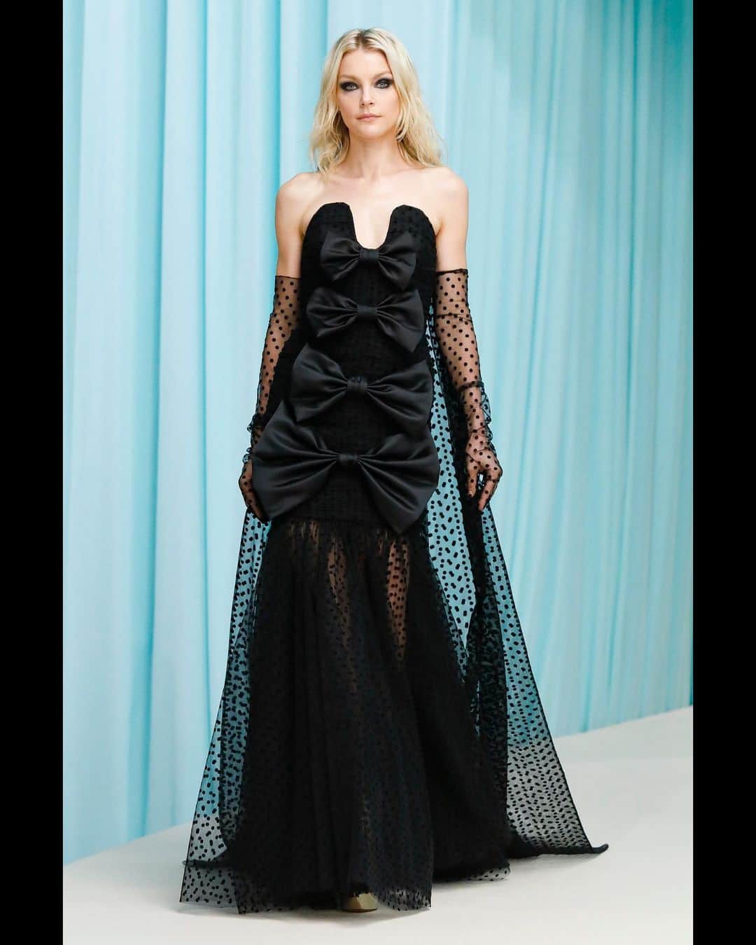 ジェシカ・スタムのインスタグラム：「Nina Ricci by Harris Reed is such a vibe. Here I am in my black wedding gown, complete with a black veil. J’adore 🖤🖤🖤  spring / summer 2024 #ParisFashionWeek」