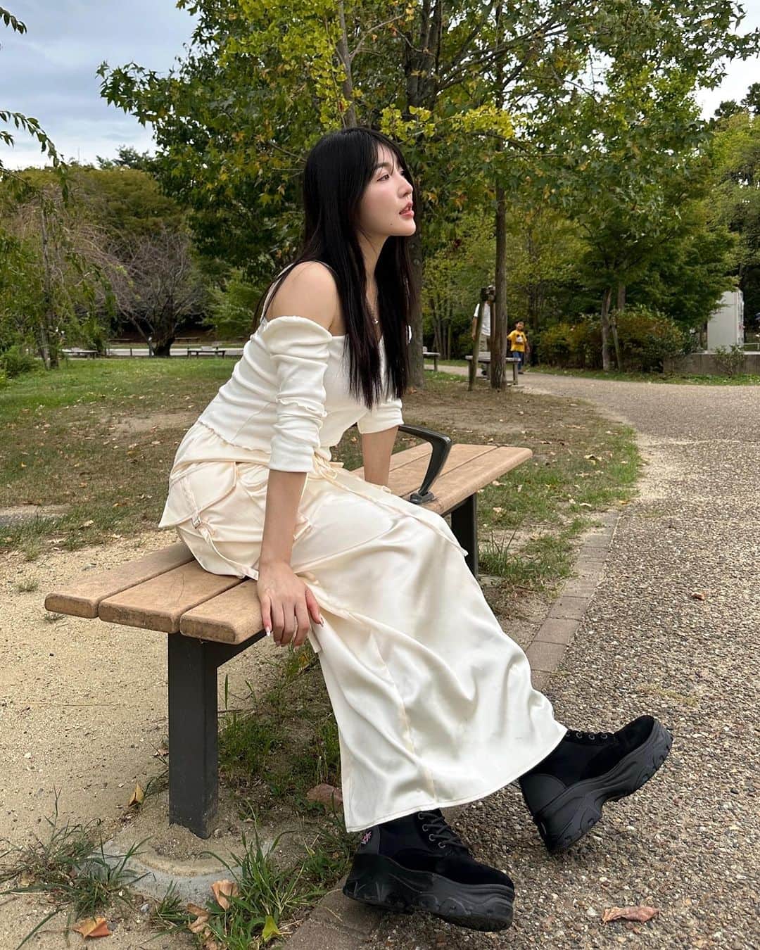 ゆかさんのインスタグラム写真 - (ゆかInstagram)「日本に来ると、日本のブランドのお洋服が着たくなって昨日の閉店前に駆け込んだ @searoomlynn_official 🤍 その土地によって着たいものが変化する✨ 今日はBBQ &公園で子供達とはしゃぐ会だったのに全身白は完全なるミスでしかなかったよ🤣 でも着たい服着て、大切な人達とはしゃいだ思い出は何にも変えれないからいいのだ。🫶🏻  ネックレス : @denu.www.official  ブーツ : @sma_shoes_official   . . . #韓国ファッション #コーデ #searoomlynn #ホワイトコーデ #일본여행 #코디 #교토 #교토여행 #ootd」9月30日 23時11分 - bjyuka