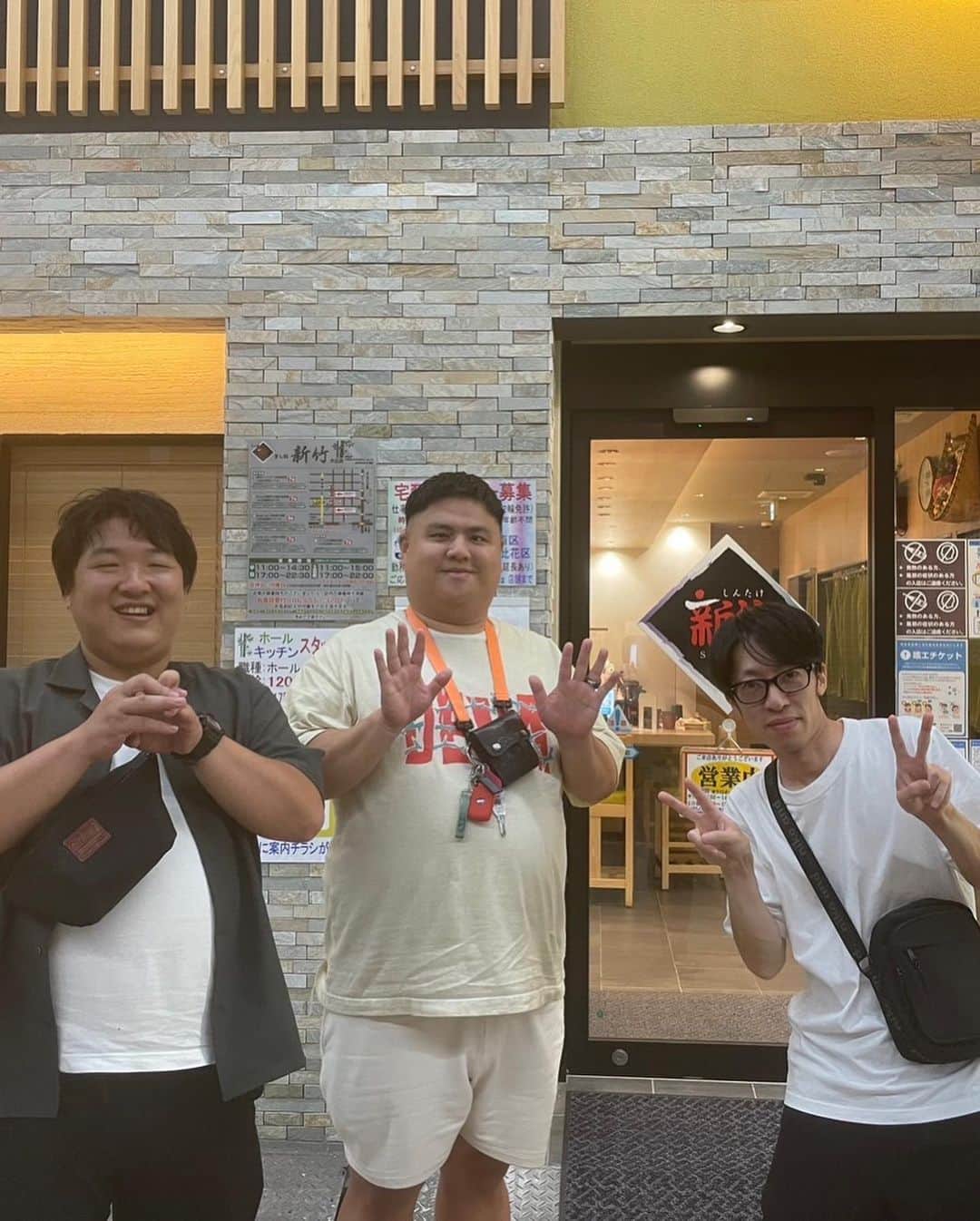 朝地亮介さんのインスタグラム写真 - (朝地亮介Instagram)「8月の写真たち #ハチ公前ボディ #べーやんと試写会 #NHKの楽屋の意味わからん場所で寝だす原田さん #真べぇさんお寿司ご馳走さまでした #オールザッツにて個性なしお #花谷フラペチーノ #伝説のナンパ師 #バッテリィズエース #ケビンスコンボイ #1人ディズニー」9月30日 23時06分 - snufkins_asaji