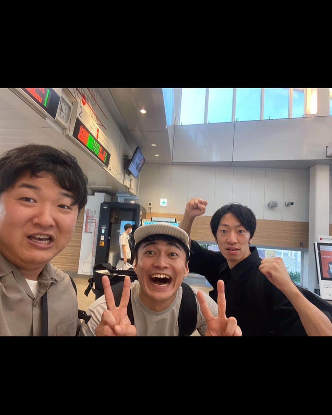 朝地亮介さんのインスタグラム写真 - (朝地亮介Instagram)「8月の写真たち #ハチ公前ボディ #べーやんと試写会 #NHKの楽屋の意味わからん場所で寝だす原田さん #真べぇさんお寿司ご馳走さまでした #オールザッツにて個性なしお #花谷フラペチーノ #伝説のナンパ師 #バッテリィズエース #ケビンスコンボイ #1人ディズニー」9月30日 23時06分 - snufkins_asaji