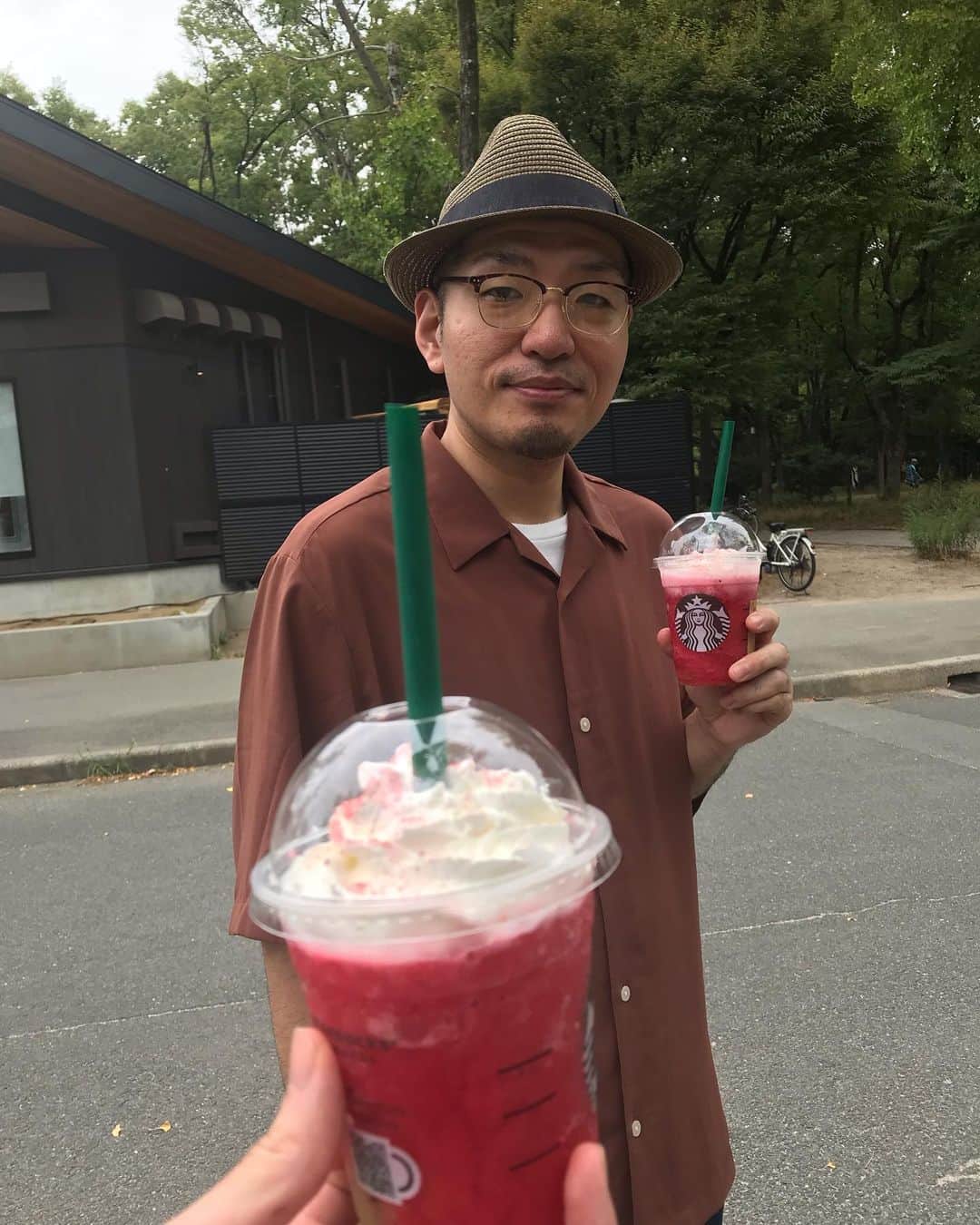朝地亮介さんのインスタグラム写真 - (朝地亮介Instagram)「8月の写真たち #ハチ公前ボディ #べーやんと試写会 #NHKの楽屋の意味わからん場所で寝だす原田さん #真べぇさんお寿司ご馳走さまでした #オールザッツにて個性なしお #花谷フラペチーノ #伝説のナンパ師 #バッテリィズエース #ケビンスコンボイ #1人ディズニー」9月30日 23時06分 - snufkins_asaji