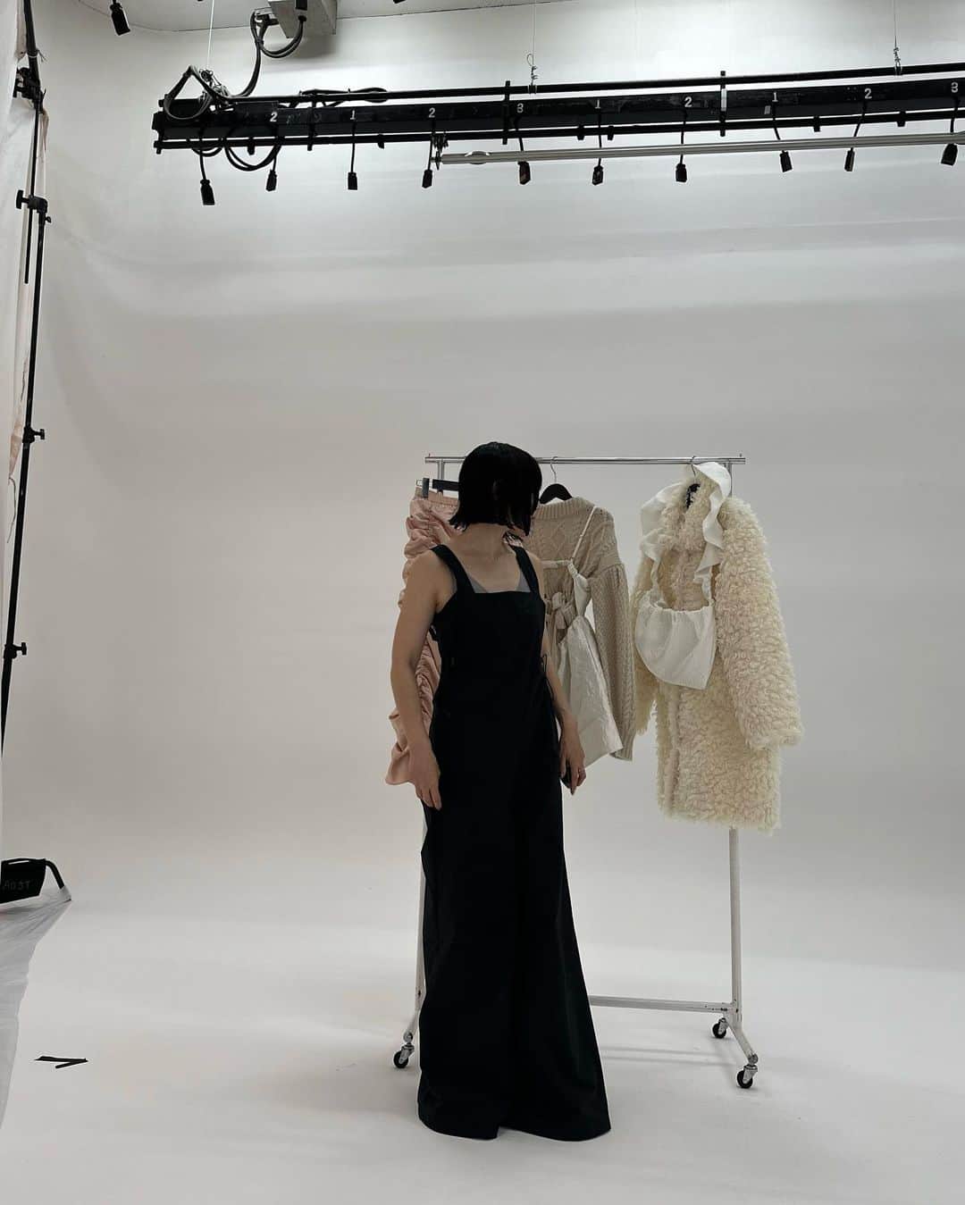 簑島三佳のインスタグラム：「2023winter collection 撮影の裏側  撮影日は私もフィルムカメラで撮りたいから動きやすいコーデ必須  素足で足短いのバレないようにハイウエスト切り替えのものは使える！  のでこのオールインワンとってもお気に入り♡  雨も弾くし速乾もしてくれる！ アウトドアにもピッタリだった〜！  パットが入ってるのもオススメポイント♡  大好きメンバー  いつもありがとうございます💖❣️  @marisatakesokphotos  @kenji_hairmake   @honeymihoney_official  #HONEYMIHONEY #背中あいてるの着すぎ」