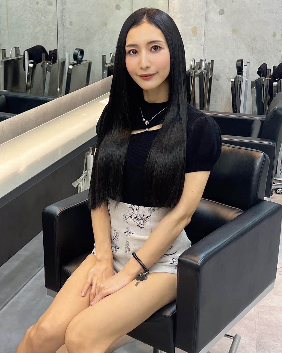 青山千夏のインスタグラム：「Cura Aoyamaでヘアメンテしてきました🫶🏻✨ 褪色してしまっていたのでダークアッシュに染めてもらって、髪質改善トリートメントでつるつるに🥺♥️ 毛先のパサつきが気になってたんだけど生き返った〜.ᐟ‪‪.ᐟ  Aujuaソムリエの担当さんに相談してインメトリィを買ったので、お家ケアも頑張ろ👼✨  PR @cura__aoyama #curaaoyama #髪質改善 #髪質改善トリートメント #表参道美容室 #表参道美容院 #表参道ヘアサロン #表参道サロン #艶髪」