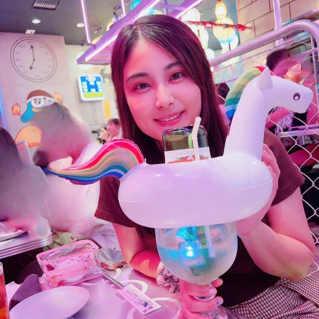 トロたんのインスタグラム：「浅草横町のお店では こんな可愛いお酒もあります〜🐴💓👼 韓国料理屋さんのハンマートさんではなんと！ 光るチャミスル！！が いろんな味が選べます🫶 ハンマートさんのヤンヨムチキンもだいすきです！ ぜひチェックしてみてね🙏💓  #浅草横町 #浅草横町アンバサダー #浅草　#浅草グルメ #浅草観光 #asakusa #Japan #japantravel #japantrip #東京観光　#東京グルメ #tokyo ＃オーディション　＃アンバサダー　 #YouTube #youtuber #食い倒れ　 #韓国居酒屋　#韓国料理」