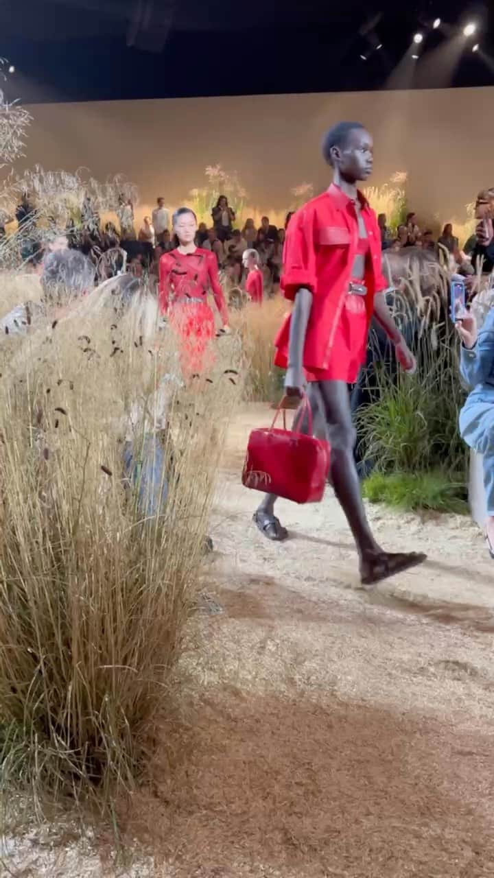 のインスタグラム：「【#WWDJAPANパリコレ取材】「エルメス（HERMES）」が2024年春夏コレクションを発表しました。  #HERMES#エルメス#HERMESss24#pariscollection#pfw#fashionweek#parisfashionweek#fashion#fashioncollection#fashionshow#パリコレクション#パリコレ#ファッションショー」