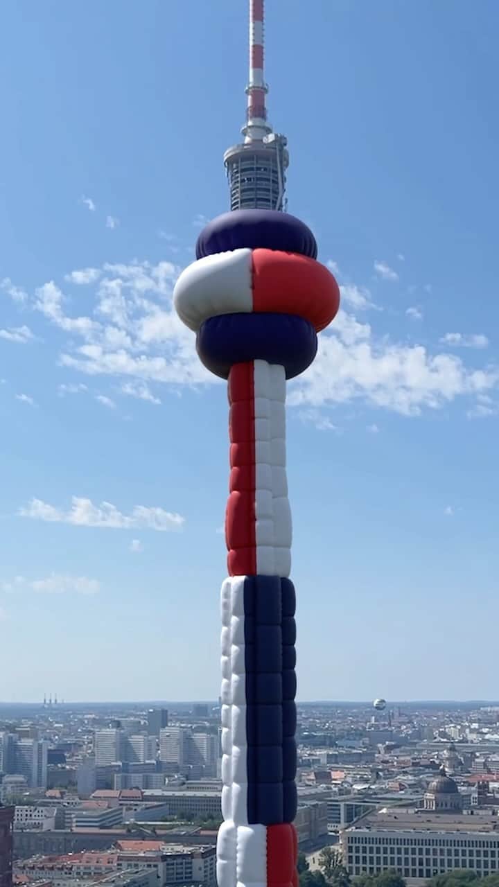 Tommy Hilfigerのインスタグラム：「The TV tower in Berlin is looking great today ❤️🤍💙」