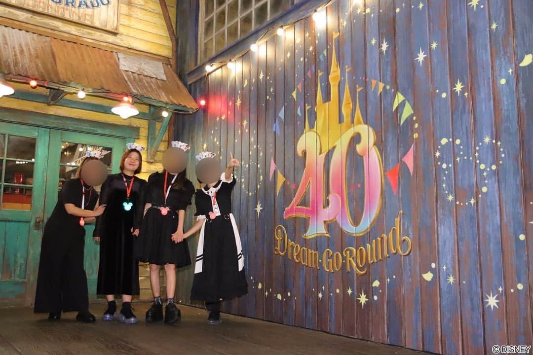 のインスタグラム：「＊  ＊  ディズニー★JCBカード15周年記念！プライベート・イブニング・パーティー  .  昨晩は、JCBの貸切に参加してきましたー！✨  せっかくなので、ディズニー・フォトをInstagramにも🥹📷  ロストリバーデルタの40周年デコレーション前で撮影していただけました🙆‍♀️  まさかの1時間待ちにはびっくりしたけど🤣  これも良き思い出です…！  .  #tokyodisneyresort #tokyodisneysea #disneygram #disneylove #disney #東京ディズニーリゾート #ディズニー #ディズニー女子 #ディズニーフォト #jcb貸切 #ディズニーjcbカード #ディズニーjcbプライベートイブニングパーティー」