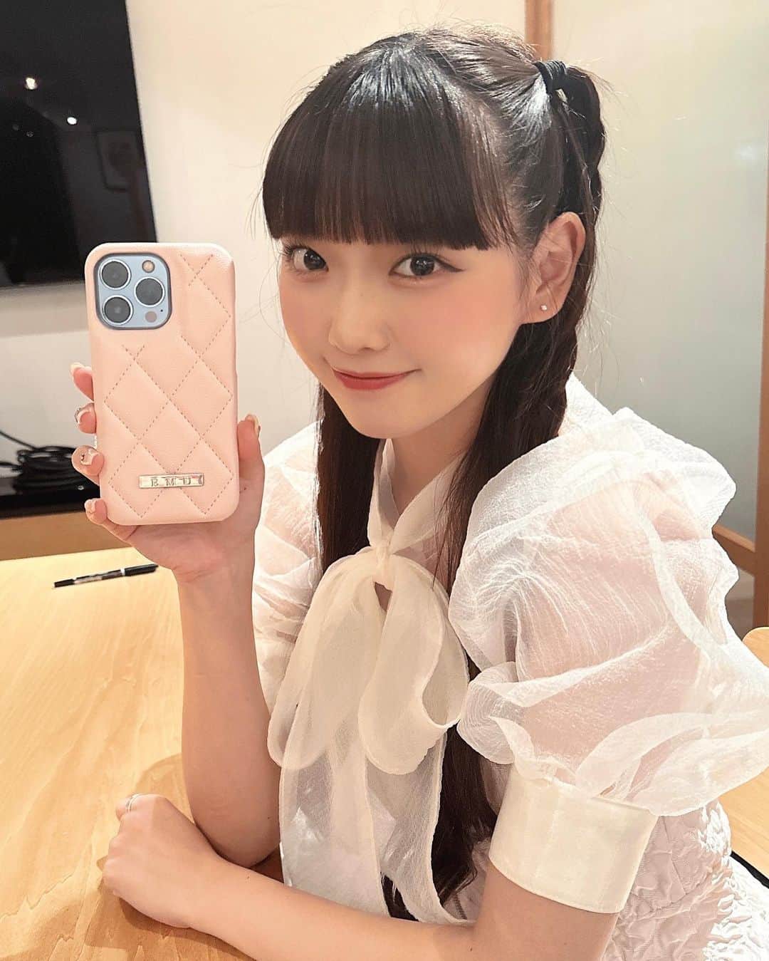 籾山ひめりさんのインスタグラム写真 - (籾山ひめりInstagram)「私のにゅースマホケース📱🎀 ･  #PR #スマホケース #iphoneケース  #emu #フレンチガーリー  #可愛い  #ブラウス #ぱっつん前髪  #巻き髪 #ハーフツイン #三つ編み #アレンジ  #ootd」9月30日 23時22分 - momichan_hime