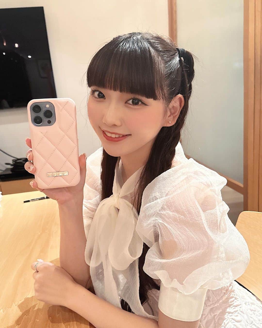 籾山ひめりさんのインスタグラム写真 - (籾山ひめりInstagram)「私のにゅースマホケース📱🎀 ･  #PR #スマホケース #iphoneケース  #emu #フレンチガーリー  #可愛い  #ブラウス #ぱっつん前髪  #巻き髪 #ハーフツイン #三つ編み #アレンジ  #ootd」9月30日 23時22分 - momichan_hime