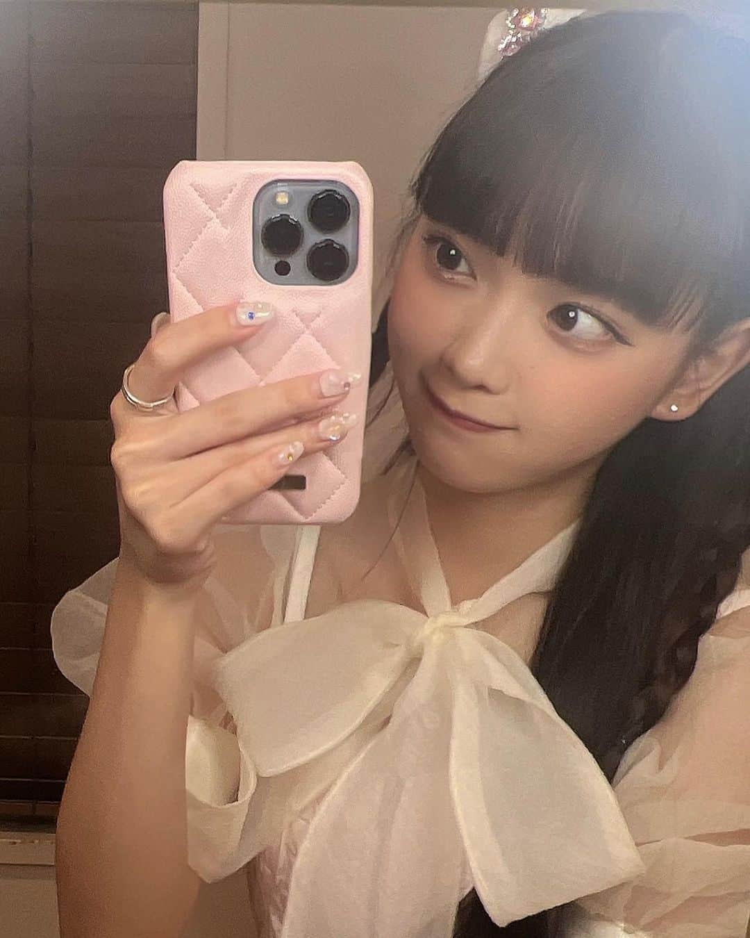 籾山ひめりさんのインスタグラム写真 - (籾山ひめりInstagram)「私のにゅースマホケース📱🎀 ･  #PR #スマホケース #iphoneケース  #emu #フレンチガーリー  #可愛い  #ブラウス #ぱっつん前髪  #巻き髪 #ハーフツイン #三つ編み #アレンジ  #ootd」9月30日 23時22分 - momichan_hime