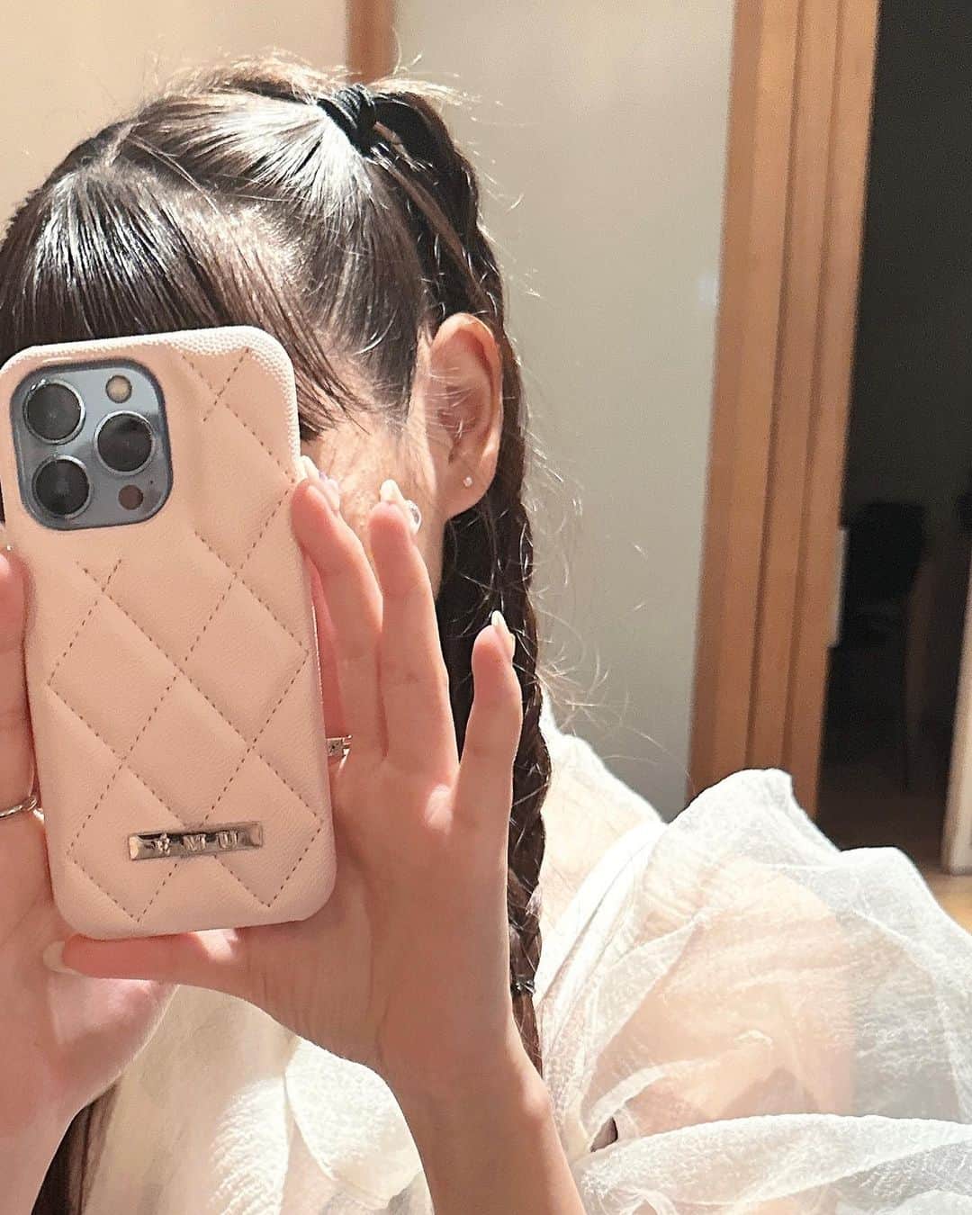 籾山ひめりさんのインスタグラム写真 - (籾山ひめりInstagram)「私のにゅースマホケース📱🎀 ･  #PR #スマホケース #iphoneケース  #emu #フレンチガーリー  #可愛い  #ブラウス #ぱっつん前髪  #巻き髪 #ハーフツイン #三つ編み #アレンジ  #ootd」9月30日 23時22分 - momichan_hime
