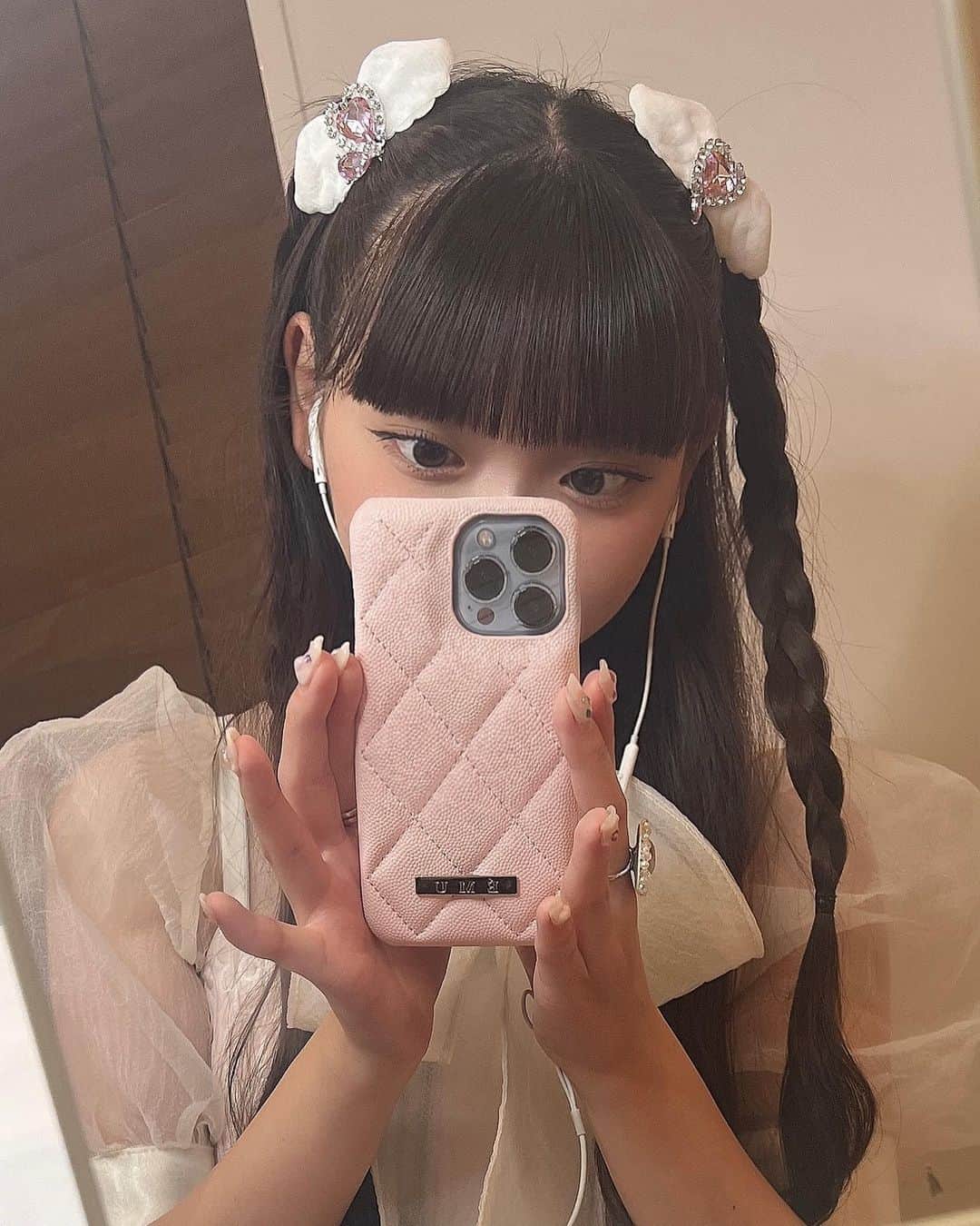 籾山ひめりさんのインスタグラム写真 - (籾山ひめりInstagram)「私のにゅースマホケース📱🎀 ･  #PR #スマホケース #iphoneケース  #emu #フレンチガーリー  #可愛い  #ブラウス #ぱっつん前髪  #巻き髪 #ハーフツイン #三つ編み #アレンジ  #ootd」9月30日 23時22分 - momichan_hime