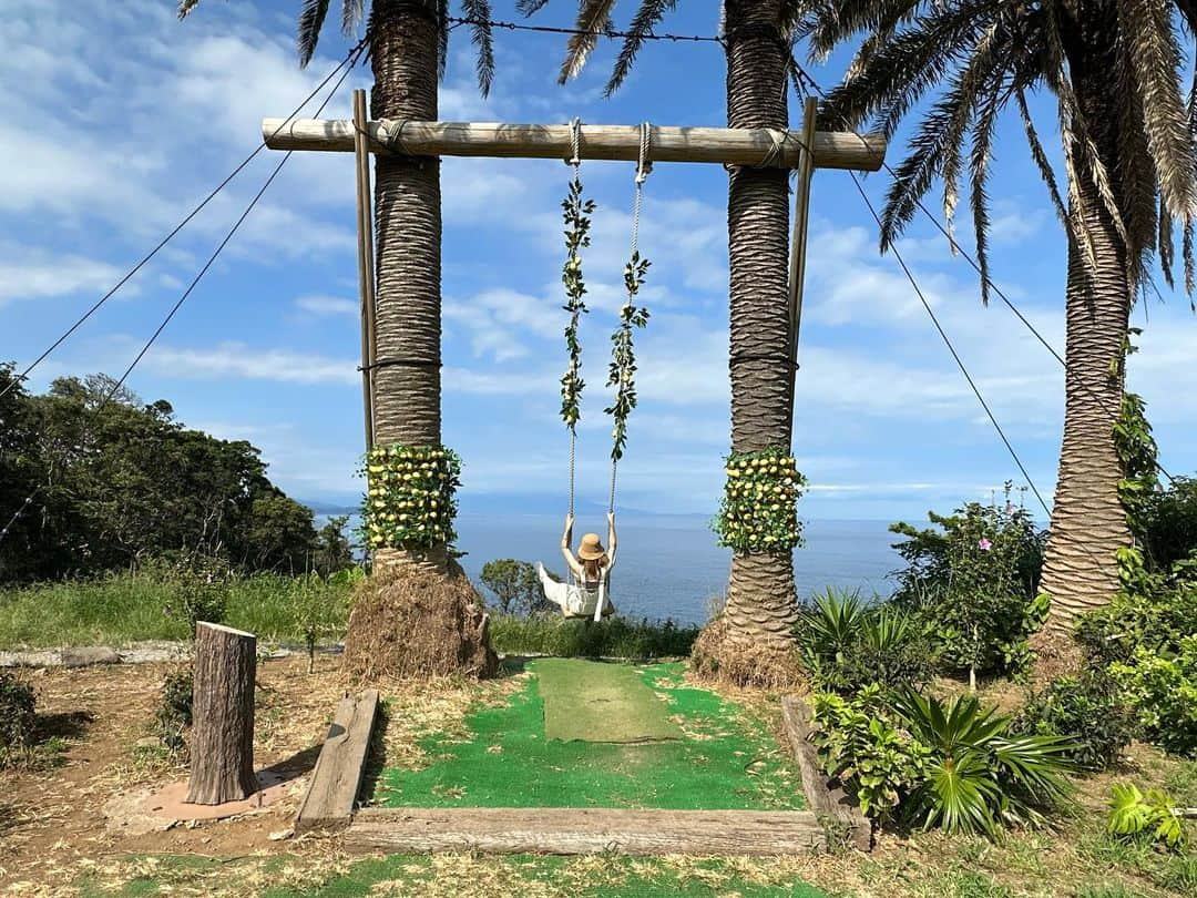 yurikaさんのインスタグラム写真 - (yurikaInstagram)「🌴Trip🍋 * 熱海&初島にプチ旅行に行ってきました🌴 9月の後半というのに夏だった😂✨ * 美味しいご飯を食べて自然の中で過ごして綺麗な空気を吸って温泉に入って卓球とダーツもやって めちゃくちゃ楽しい時間でした🩷 リフレッシュも出来たし、思い出もできた✨じいじばあばとも旅行に行けて幸せ🤍 * 久しぶりの熱海&初島最高だったな✨宿は２回目だったけどやっぱり好き💕また行きたあい😙！ * そして、やっぱり夏は好きだなあ🌴🧡(普段長時間日に浴びてないからすぐばてるけど笑) * 洋服のブランドはタグ付けしました🏷️ 少し見えにくいけど、靴は兄にもらったお気に入りのスニーカー👟🤍 * * 10月は家事育児&お仕事も頑張っていくので、待っててねーー😁🩶🩶🩶 * * #trip #fashion #ootd #atami #hatsushima #ユニクロ #kastane #カスタネ #gu #プチプラ #プチプラコーデ #夏コーデ #on #スニーカー #ホワイトコーデ #旅行 #サロペット #ファッション #男の子ママ #令和4年ベビー #ママコーデ #男の子ベビー #0歳児ママ」9月30日 23時23分 - yuri0813ka