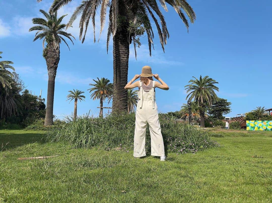 yurikaのインスタグラム：「🌴Trip🍋 * 熱海&初島にプチ旅行に行ってきました🌴 9月の後半というのに夏だった😂✨ * 美味しいご飯を食べて自然の中で過ごして綺麗な空気を吸って温泉に入って卓球とダーツもやって めちゃくちゃ楽しい時間でした🩷 リフレッシュも出来たし、思い出もできた✨じいじばあばとも旅行に行けて幸せ🤍 * 久しぶりの熱海&初島最高だったな✨宿は２回目だったけどやっぱり好き💕また行きたあい😙！ * そして、やっぱり夏は好きだなあ🌴🧡(普段長時間日に浴びてないからすぐばてるけど笑) * 洋服のブランドはタグ付けしました🏷️ 少し見えにくいけど、靴は兄にもらったお気に入りのスニーカー👟🤍 * * 10月は家事育児&お仕事も頑張っていくので、待っててねーー😁🩶🩶🩶 * * #trip #fashion #ootd #atami #hatsushima #ユニクロ #kastane #カスタネ #gu #プチプラ #プチプラコーデ #夏コーデ #on #スニーカー #ホワイトコーデ #旅行 #サロペット #ファッション #男の子ママ #令和4年ベビー #ママコーデ #男の子ベビー #0歳児ママ」