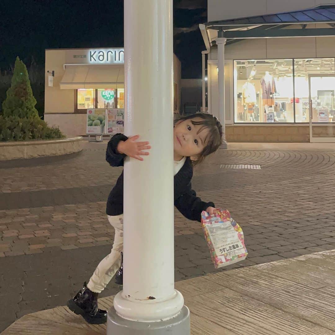 のインスタグラム：「今日の娘っち 👧🏻  娘っちも最近は秋服を ちょこちょこ着出しています ⭐️  夕方以降はもうだいぶ 涼しいですね〜  2枚目のお顔が本人は 気に入ったらしく 爆笑していました笑   #こども #こどものいる生活#シングルマザー#シンママ#シンママライフ  #こどものいる暮らし#キッズ  #ママスタグラム#２歳8ヶ月 #むすめふく#プチプラコーデ」