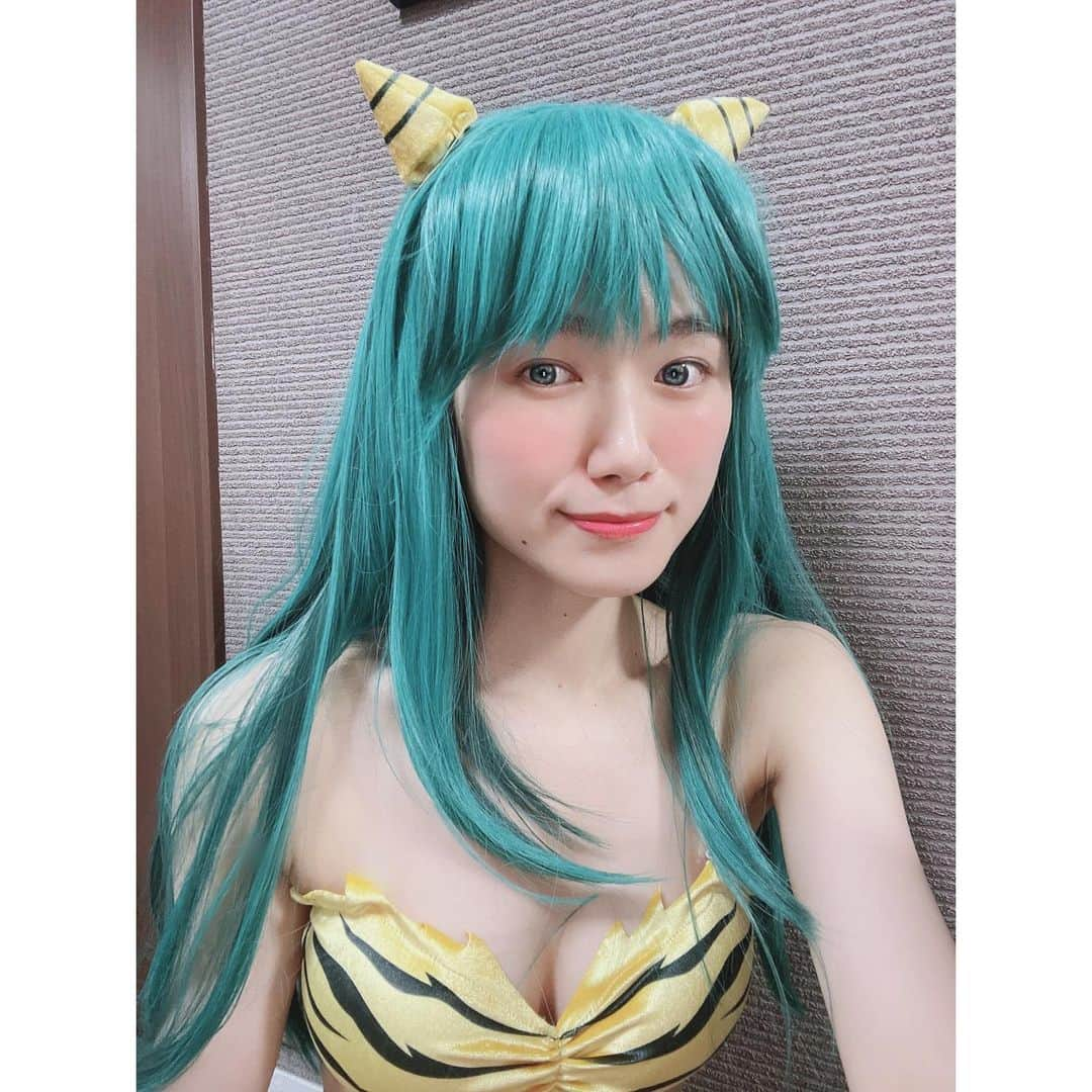 秋乃ゆにさんのインスタグラム写真 - (秋乃ゆにInstagram)「どうだぁ〜羨ましいか？ (ラムちゃんの好きなセリフ)  29日に30歳になりました！  記念動画として、念願のラムちゃんコスプレ挑戦動画をYouTubeに投稿してるよ🐯👹  短い動画だけど1人でせっせと頑張ったので、是非祝いに来て欲しいよぉ〜🥳🫶  色々あるけど、おめでとうはうれしい。  今日親友の結婚報告を受けてきて幸せもらって、 さらに誕プレにねこちゃんのぬいぐるみもらってかわいすぎてなんか泣いちゃってカオスでした。 更にネコミミヘッドホンデビューもしてしまいました。 あざした。  各位、引き続きよろしくお願いいたします🤲🏻   #30歳  #ラムちゃん  #うる星やつら  #ラムちゃんコスプレ  #コスプレ  #ネコミミヘッドホン  #Razer  #birthdaygirl  #happybirthday」9月30日 23時23分 - yuniakino