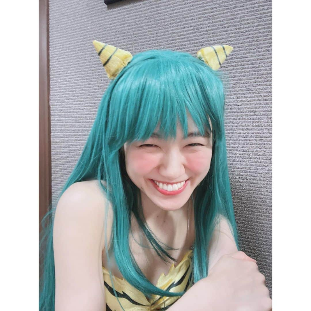 秋乃ゆにさんのインスタグラム写真 - (秋乃ゆにInstagram)「どうだぁ〜羨ましいか？ (ラムちゃんの好きなセリフ)  29日に30歳になりました！  記念動画として、念願のラムちゃんコスプレ挑戦動画をYouTubeに投稿してるよ🐯👹  短い動画だけど1人でせっせと頑張ったので、是非祝いに来て欲しいよぉ〜🥳🫶  色々あるけど、おめでとうはうれしい。  今日親友の結婚報告を受けてきて幸せもらって、 さらに誕プレにねこちゃんのぬいぐるみもらってかわいすぎてなんか泣いちゃってカオスでした。 更にネコミミヘッドホンデビューもしてしまいました。 あざした。  各位、引き続きよろしくお願いいたします🤲🏻   #30歳  #ラムちゃん  #うる星やつら  #ラムちゃんコスプレ  #コスプレ  #ネコミミヘッドホン  #Razer  #birthdaygirl  #happybirthday」9月30日 23時23分 - yuniakino