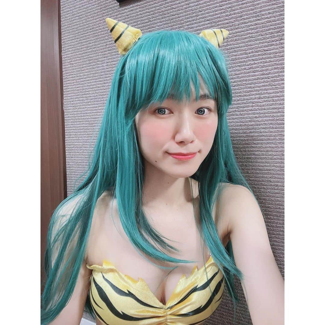のインスタグラム：「どうだぁ〜羨ましいか？ (ラムちゃんの好きなセリフ)  29日に30歳になりました！  記念動画として、念願のラムちゃんコスプレ挑戦動画をYouTubeに投稿してるよ🐯👹  短い動画だけど1人でせっせと頑張ったので、是非祝いに来て欲しいよぉ〜🥳🫶  色々あるけど、おめでとうはうれしい。  今日親友の結婚報告を受けてきて幸せもらって、 さらに誕プレにねこちゃんのぬいぐるみもらってかわいすぎてなんか泣いちゃってカオスでした。 更にネコミミヘッドホンデビューもしてしまいました。 あざした。  各位、引き続きよろしくお願いいたします🤲🏻   #30歳  #ラムちゃん  #うる星やつら  #ラムちゃんコスプレ  #コスプレ  #ネコミミヘッドホン  #Razer  #birthdaygirl  #happybirthday」