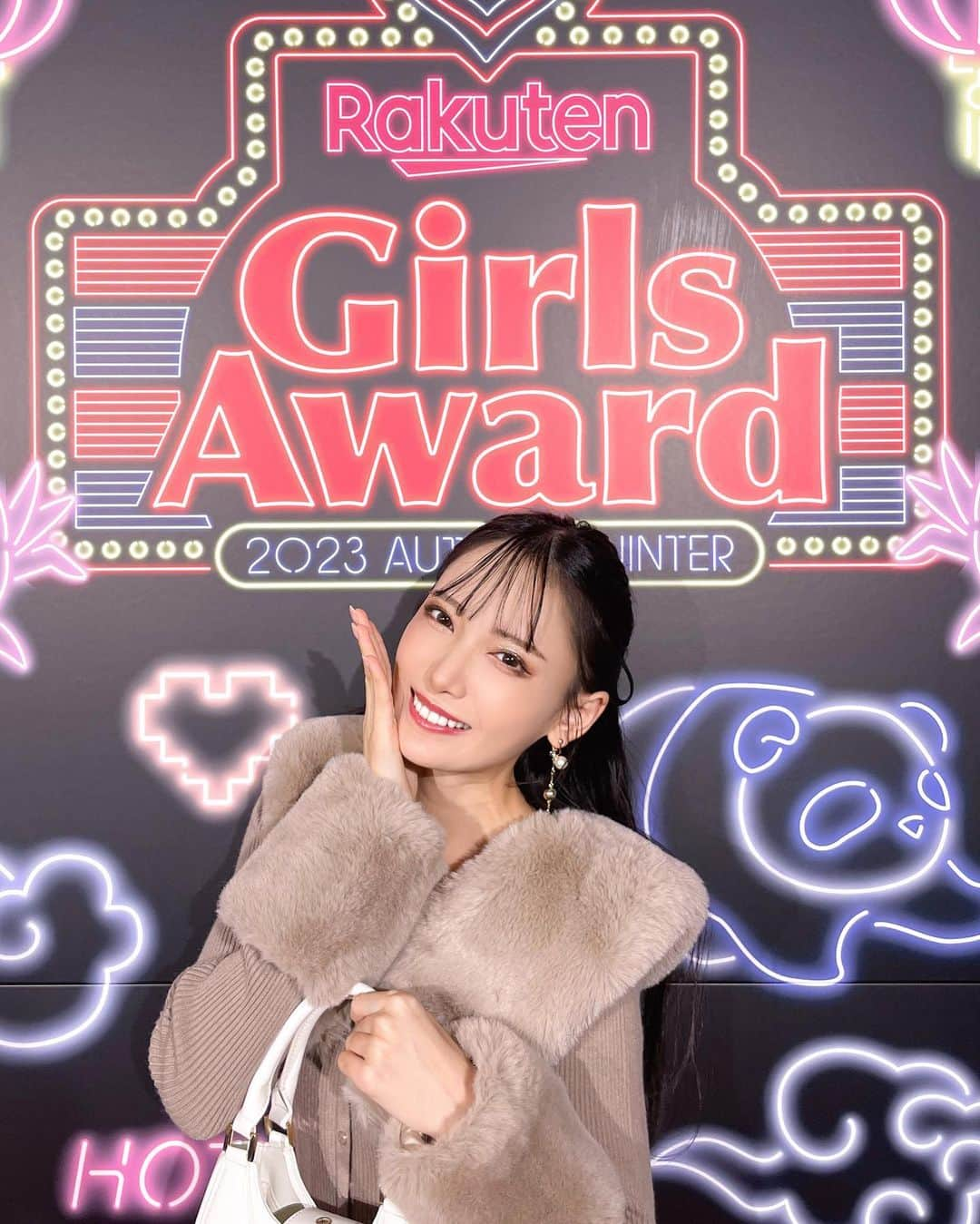 鈴木瞳美さんのインスタグラム写真 - (鈴木瞳美Instagram)「❤︎  ＂Rakuten GirlsAward 2023 AUTUMN/WINTER＂ ありがとうございました💄🤍  すっごくすっごく緊張したけれど 最高たのしかったあああ！！  色々なステージに出演させていただきました…❤︎  ランウェイも客席も キラキラに輝いて見えたよ〜💭  会場や配信で見守ってくださったみなさん 本当にありがとうです…！！ みんなのおかげでまた1つ夢が叶ったよ👼🏻ﾞ  これからももっともっとがんばらなきゃだね  いつもとは違う雰囲気もすきですか…？❤︎」9月30日 23時23分 - suzuki_hitomi__