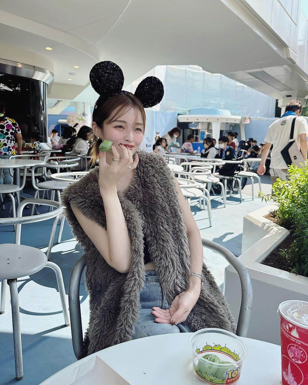 田畑佑莉さんのインスタグラム写真 - (田畑佑莉Instagram)「母と念願のDisneyに行けました🏰🐭 絶叫マシンに乗ったことがない母とのスプラッシュマウンテンは大爆笑でいい思い出になりました🎢笑  次は父弟も一緒に来れたらいいな🤍  #ディズニーランド#ディズニー #ディズニーコーデ #イエベ春 #ソフトエレガント  #ヘアカラーベージュ  #150cmコーデ」9月30日 23時26分 - lily02tbt