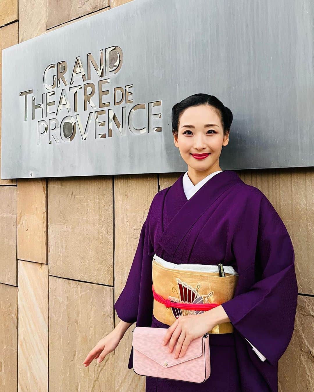 のインスタグラム：「プロヴァンスではクララ・ムーセーニュ @clara_mousseigne さんが出演中のパリ・オペラ座バレエ団の地方公演を観に行きました！ @balletoperadeparis   リゾート地なのでかなりラフな格好の人も多かったですが私は気合いを入れて着物で参上。  舞台で美しく舞うクララさんへのリスペクトを込めて蝶の帯を選びました。  クララさんはめちゃくちゃカッコよかったです！ マチューも出ていて嬉しかった♡  そしてル・グラン・ガラでは観られなかったIn the night をついに観ることができて大感動でした！  今回の訪仏は取材も兼ねてるので、近いうちにより良い形で皆さんにお届けできると思います！！  お楽しみに☺︎  #france #provance  #classicballet #operadeparis  #らんの着物」