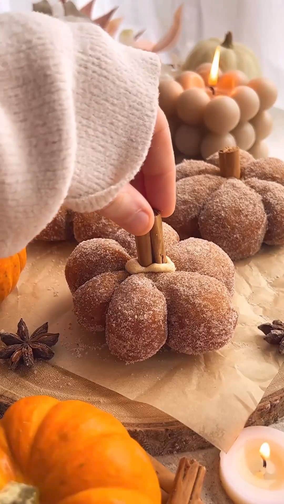SHEINのインスタグラム：「Okay I think we need pumpkin spice doughnuts with our PSLs because these look GOURDgeous! 🎃☕😉 @thelittleblogofvegan  #SHEINinspo」