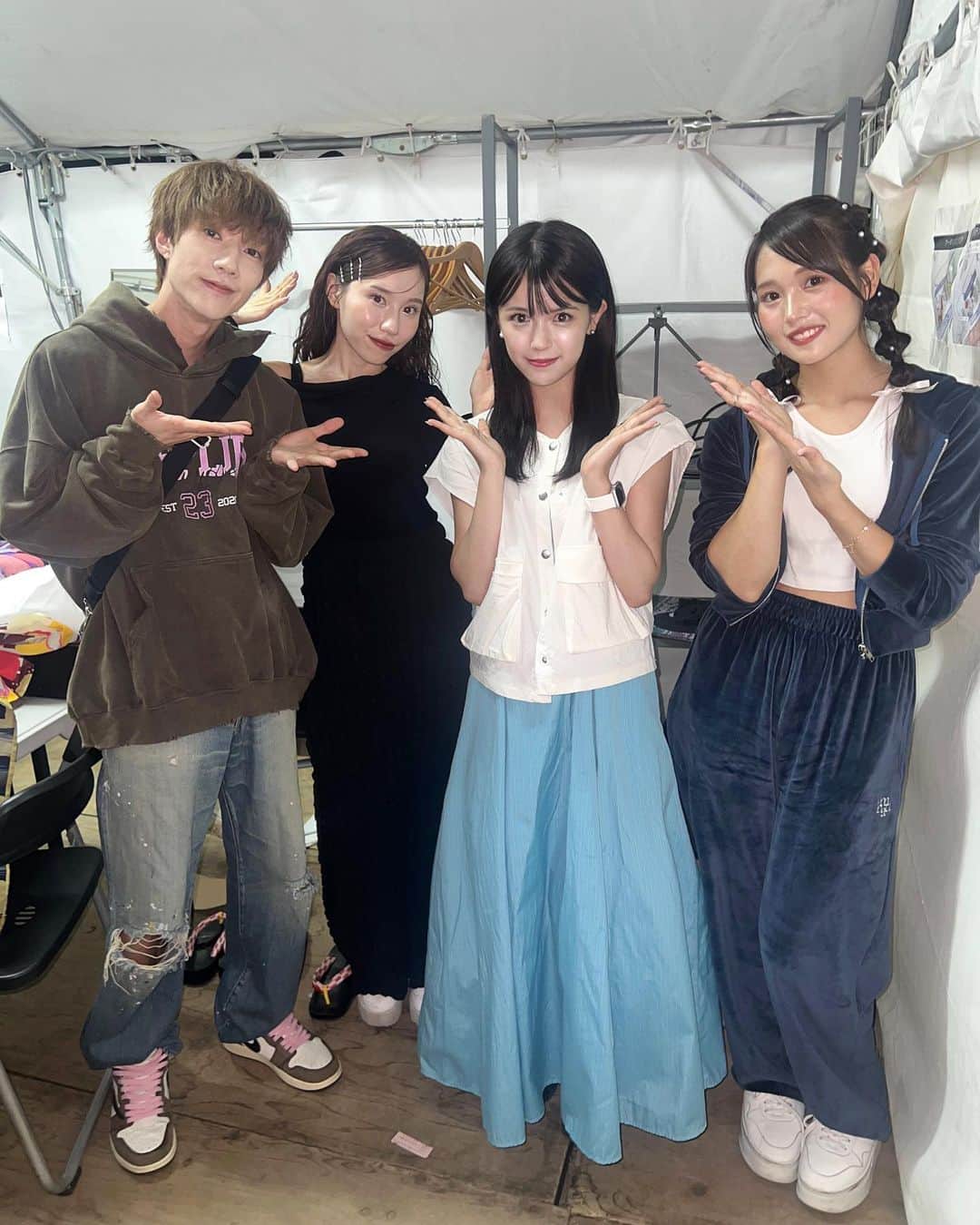 村山優香のインスタグラム：「お仕事先に  #ばんばんざい の皆さんがいらっしゃって、 お写真撮って頂きました- ̗̀ ♡ ̖́- てへぺろうれし」