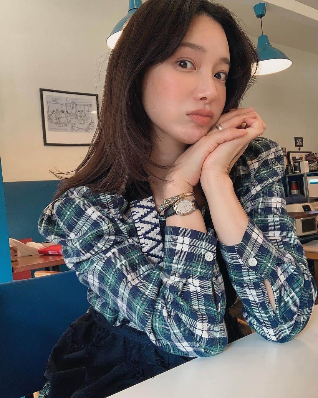 nanaさんのインスタグラム写真 - (nanaInstagram)「귀여운 나흐나흐 체크 원피스까지 드디어 내게 왔다🧝🏼‍♀️ 어깨 퍼프가 정말 예쁘답니다  귀엽게 입어준 배정서니까지 참말 즐거웠던 촬영 앞치마 원피스는 배 나왔을때 정말 편하다옹🧟」9月30日 23時34分 - luv__ribbon