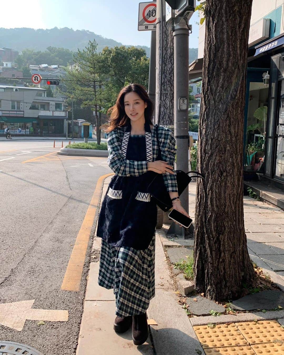 nanaさんのインスタグラム写真 - (nanaInstagram)「귀여운 나흐나흐 체크 원피스까지 드디어 내게 왔다🧝🏼‍♀️ 어깨 퍼프가 정말 예쁘답니다  귀엽게 입어준 배정서니까지 참말 즐거웠던 촬영 앞치마 원피스는 배 나왔을때 정말 편하다옹🧟」9月30日 23時34分 - luv__ribbon