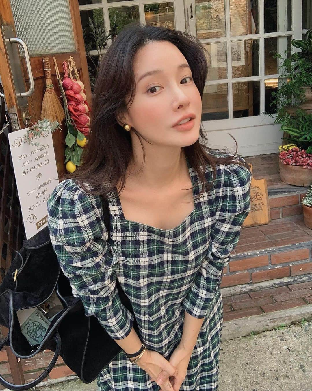 nanaさんのインスタグラム写真 - (nanaInstagram)「귀여운 나흐나흐 체크 원피스까지 드디어 내게 왔다🧝🏼‍♀️ 어깨 퍼프가 정말 예쁘답니다  귀엽게 입어준 배정서니까지 참말 즐거웠던 촬영 앞치마 원피스는 배 나왔을때 정말 편하다옹🧟」9月30日 23時34分 - luv__ribbon