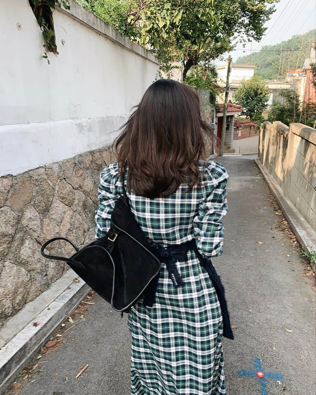 nanaさんのインスタグラム写真 - (nanaInstagram)「귀여운 나흐나흐 체크 원피스까지 드디어 내게 왔다🧝🏼‍♀️ 어깨 퍼프가 정말 예쁘답니다  귀엽게 입어준 배정서니까지 참말 즐거웠던 촬영 앞치마 원피스는 배 나왔을때 정말 편하다옹🧟」9月30日 23時34分 - luv__ribbon