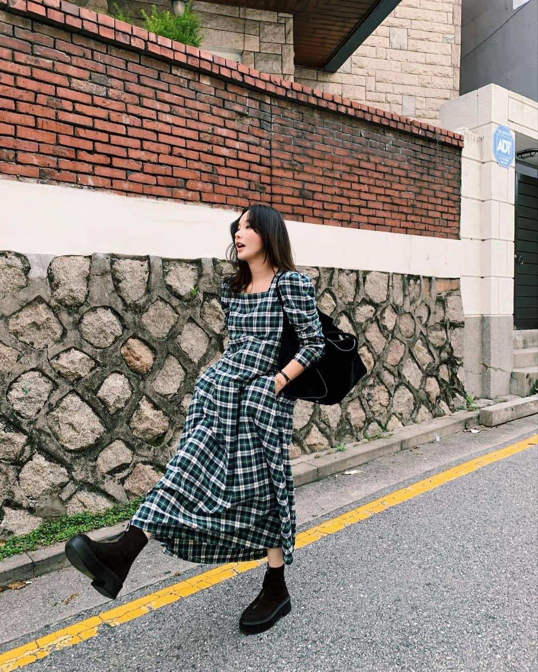 nanaさんのインスタグラム写真 - (nanaInstagram)「귀여운 나흐나흐 체크 원피스까지 드디어 내게 왔다🧝🏼‍♀️ 어깨 퍼프가 정말 예쁘답니다  귀엽게 입어준 배정서니까지 참말 즐거웠던 촬영 앞치마 원피스는 배 나왔을때 정말 편하다옹🧟」9月30日 23時34分 - luv__ribbon