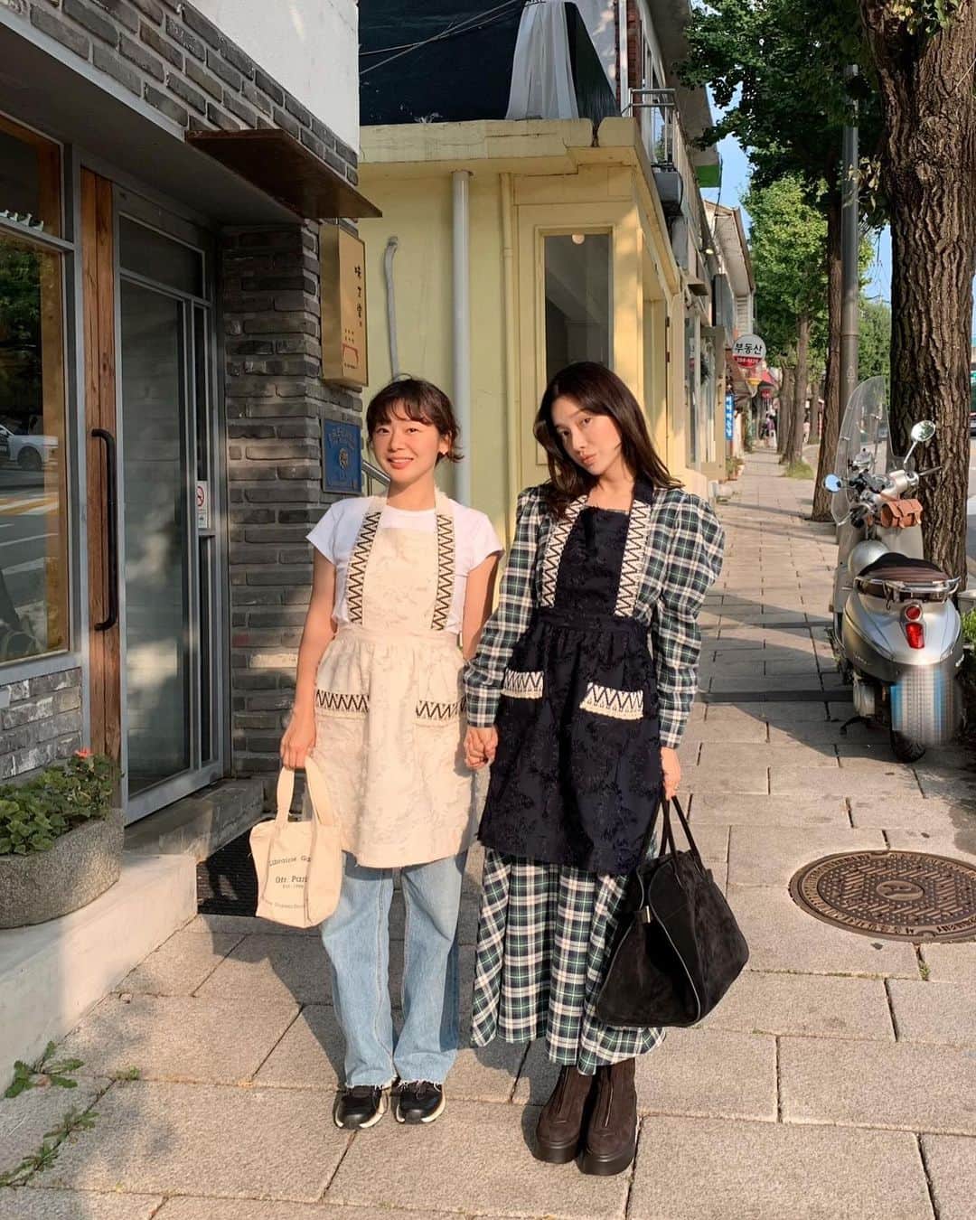 nanaのインスタグラム：「귀여운 나흐나흐 체크 원피스까지 드디어 내게 왔다🧝🏼‍♀️ 어깨 퍼프가 정말 예쁘답니다  귀엽게 입어준 배정서니까지 참말 즐거웠던 촬영 앞치마 원피스는 배 나왔을때 정말 편하다옹🧟」