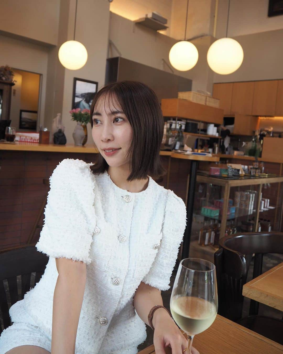 近野莉菜のインスタグラム：「目的を決めず、お昼から飲んでみた☺️🥂幸せ  カメラ持ってたのを最近思い出したから、使い始めたよ！  カメラをハンドバッグと同じように持ってるw  切りっぱなしボブが良い感じ〜👩🏻 髪はいつもぴーちゃん　@hirayama_masaya29 にお任せ✂︎  カラーも秋っぽくというざっくりした感じでお任せしました🍂  最近の近況でした！」