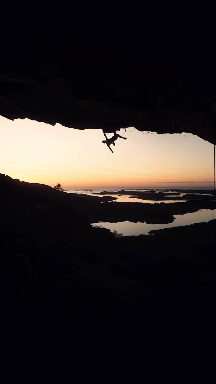 ヤコブ・シューベルトのインスタグラム：「One last climb in the cave - Valkyrie (8c onsight) one of the best! This view will never get old 😍  Video by @moritz.klee   @mammut_swiss1862 @gloryfy_unbreakable @lasportivagram @raiffeisentirol @subaru_austria @thecrag_worldwide  #flatanger #rockclimbing #climbing #nature #beautiful #klettern #climbingreels #climbingvideo」