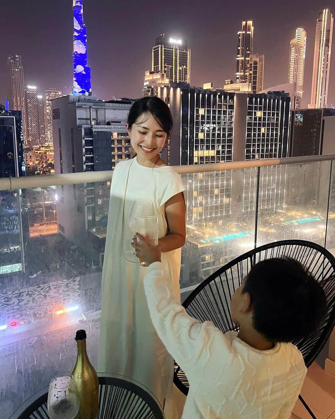 Remiさんのインスタグラム写真 - (RemiInstagram)「tourists in downtown Dubai be like😎🍺🇦🇪 観光をほとんどしてない今回のドバイ滞在でも観光気分を楽しませてくれたダウンタウン。 世界最大のモールで、 世界最大の水槽のお魚を見て、 元世界最大の噴水ショーをみて、 お部屋では世界一高いビルを眺めながら乾杯🥂  ダウンタウンはとにかく人、人、人で暮らすならもう少し落ち着いたエリアかなと思いつつ、煌びやかなドバイを満喫しました🫶🏽✨  ------------ 📍 #Dubai #UAE 🍺 #TimeOutMarketDubai  🛍️ #Dubaimall ⛲️ #DubaiFountain 🗼 #BurjKhalifa  🗓 2023.9.25-30  #ドバイ #ブルジュハリファ #タイムアウトマーケットドバイ #ドバイモール #海外移住 #ドバイ移住  #子連れ世界一周 #世界一周 #worldroundtravel #remi_world2023 #lovetabi #lovetabimama」9月30日 23時45分 - remi_912