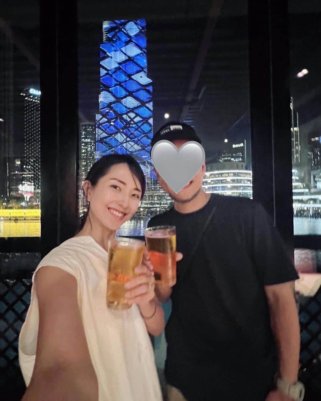 Remiさんのインスタグラム写真 - (RemiInstagram)「tourists in downtown Dubai be like😎🍺🇦🇪 観光をほとんどしてない今回のドバイ滞在でも観光気分を楽しませてくれたダウンタウン。 世界最大のモールで、 世界最大の水槽のお魚を見て、 元世界最大の噴水ショーをみて、 お部屋では世界一高いビルを眺めながら乾杯🥂  ダウンタウンはとにかく人、人、人で暮らすならもう少し落ち着いたエリアかなと思いつつ、煌びやかなドバイを満喫しました🫶🏽✨  ------------ 📍 #Dubai #UAE 🍺 #TimeOutMarketDubai  🛍️ #Dubaimall ⛲️ #DubaiFountain 🗼 #BurjKhalifa  🗓 2023.9.25-30  #ドバイ #ブルジュハリファ #タイムアウトマーケットドバイ #ドバイモール #海外移住 #ドバイ移住  #子連れ世界一周 #世界一周 #worldroundtravel #remi_world2023 #lovetabi #lovetabimama」9月30日 23時45分 - remi_912