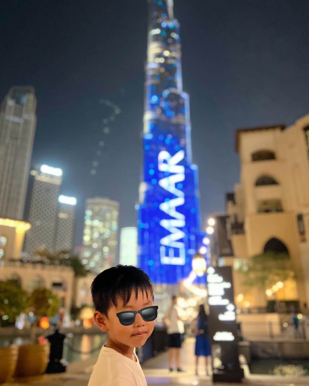 Remiさんのインスタグラム写真 - (RemiInstagram)「tourists in downtown Dubai be like😎🍺🇦🇪 観光をほとんどしてない今回のドバイ滞在でも観光気分を楽しませてくれたダウンタウン。 世界最大のモールで、 世界最大の水槽のお魚を見て、 元世界最大の噴水ショーをみて、 お部屋では世界一高いビルを眺めながら乾杯🥂  ダウンタウンはとにかく人、人、人で暮らすならもう少し落ち着いたエリアかなと思いつつ、煌びやかなドバイを満喫しました🫶🏽✨  ------------ 📍 #Dubai #UAE 🍺 #TimeOutMarketDubai  🛍️ #Dubaimall ⛲️ #DubaiFountain 🗼 #BurjKhalifa  🗓 2023.9.25-30  #ドバイ #ブルジュハリファ #タイムアウトマーケットドバイ #ドバイモール #海外移住 #ドバイ移住  #子連れ世界一周 #世界一周 #worldroundtravel #remi_world2023 #lovetabi #lovetabimama」9月30日 23時45分 - remi_912