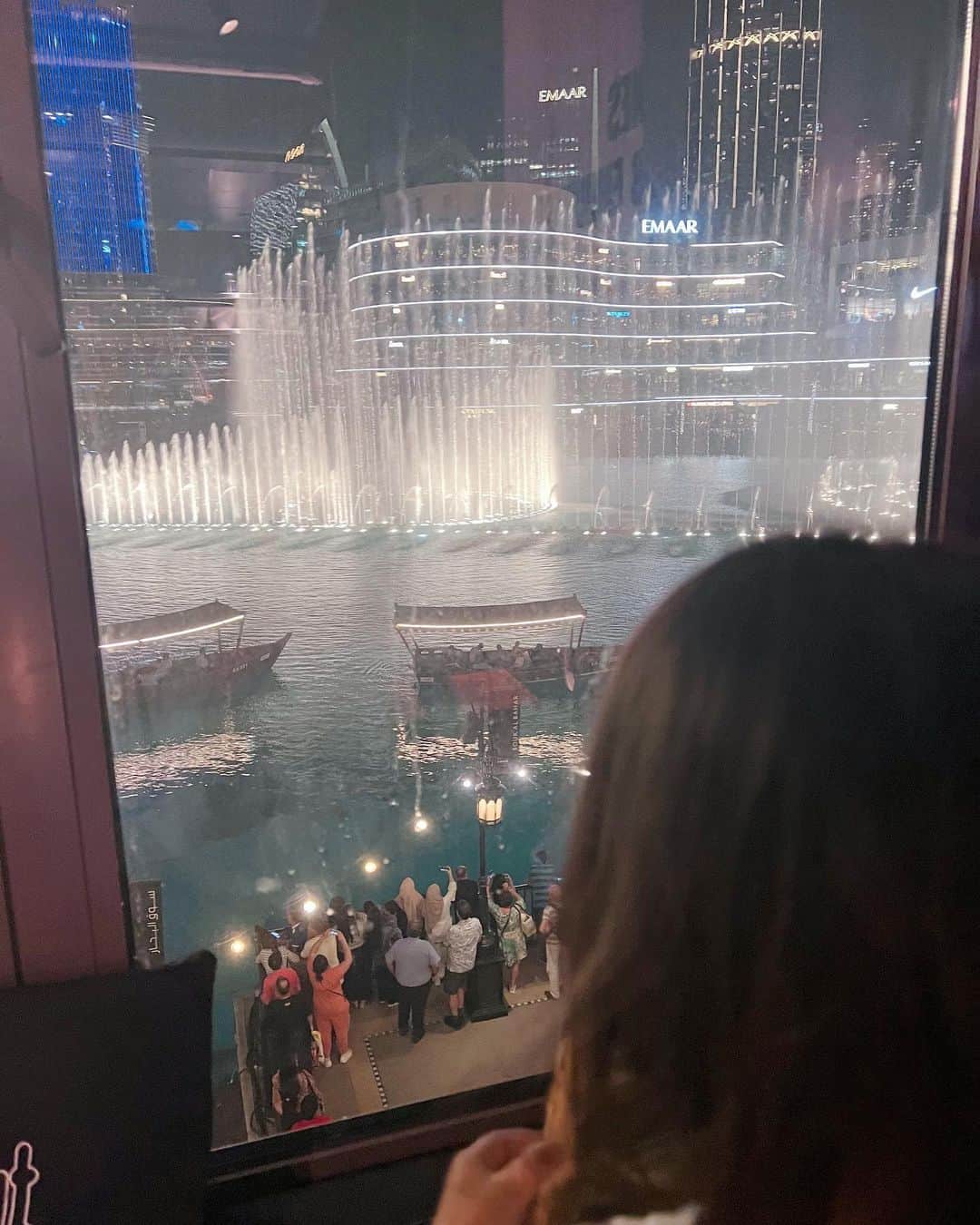 Remiさんのインスタグラム写真 - (RemiInstagram)「tourists in downtown Dubai be like😎🍺🇦🇪 観光をほとんどしてない今回のドバイ滞在でも観光気分を楽しませてくれたダウンタウン。 世界最大のモールで、 世界最大の水槽のお魚を見て、 元世界最大の噴水ショーをみて、 お部屋では世界一高いビルを眺めながら乾杯🥂  ダウンタウンはとにかく人、人、人で暮らすならもう少し落ち着いたエリアかなと思いつつ、煌びやかなドバイを満喫しました🫶🏽✨  ------------ 📍 #Dubai #UAE 🍺 #TimeOutMarketDubai  🛍️ #Dubaimall ⛲️ #DubaiFountain 🗼 #BurjKhalifa  🗓 2023.9.25-30  #ドバイ #ブルジュハリファ #タイムアウトマーケットドバイ #ドバイモール #海外移住 #ドバイ移住  #子連れ世界一周 #世界一周 #worldroundtravel #remi_world2023 #lovetabi #lovetabimama」9月30日 23時45分 - remi_912