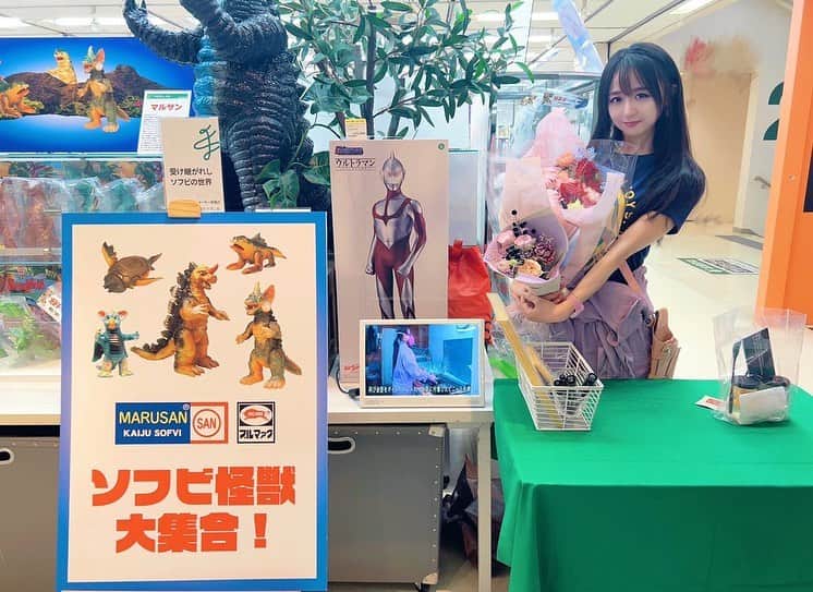 久保亜沙香のインスタグラム：「渋谷ハンズのサイン会✒️ お集まりくださいました皆さん、ありがとうございました♪  数十年ぶりに会いに来てくれたかたや通りがかりのかたまで手にしてくれて感激。 完売っ㊗︎  うれしかったです！！ 我が青春のハンズさんに呼んでいただけるなんて。。幸せでした💚  こういうのもなんだか久しぶりだねぇ。」