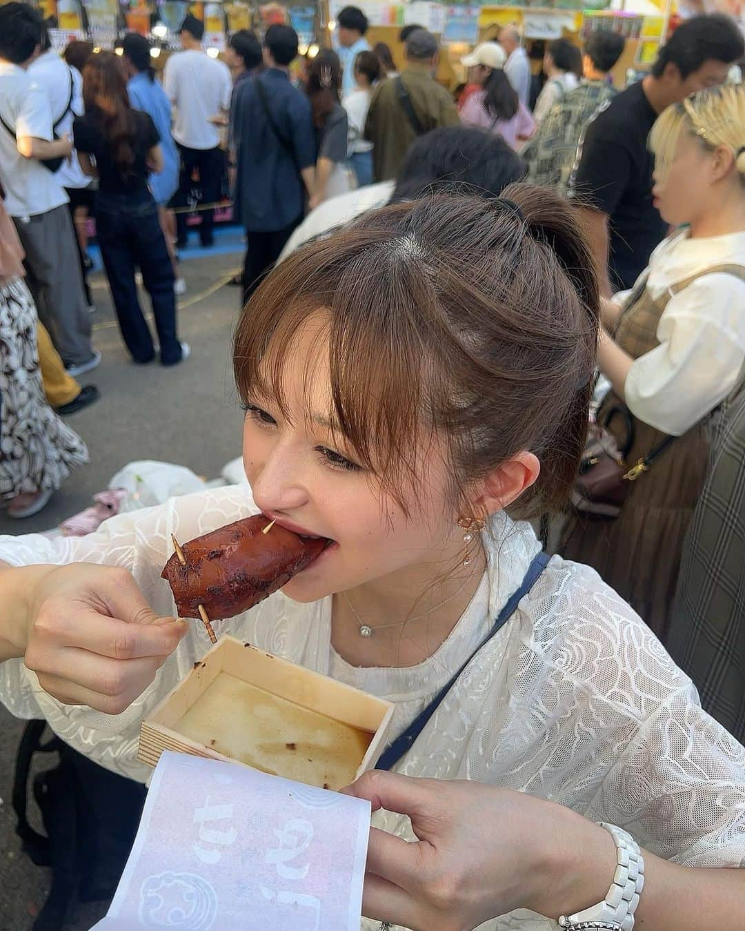 倉松里奈さんのインスタグラム写真 - (倉松里奈Instagram)「だいちゃんと代々木公園に🦑 北海道フェスやってて いかめし食べてきた😙💓 . 麻椰にも綺麗なママにもお友達にも会えて 話せて嬉しかった〜🥰💓 . 北海道フェスで色々食べたけど いかめしがダントツ美味しくて ダントツ並んでた😊❤️💓 倉松家みんな阿部商店のいかめしが大好き😙💓 . 二日酔いのだいちゃんを 連れ回して1万歩歩かせたら 最後無言になってた😏✌️ . #いかめし #阿部商店 #北海道フェス #ラブアース #ベトナム🇻🇳 #北海道 #代々木公園 #代々木 #🦑 #カニクリームコロッケ #蟹どこ？ってくらい蟹を感じられなかった。#驚き😳」9月30日 23時39分 - rinapuu818