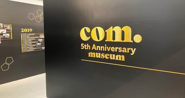 コムドットさんのインスタグラム写真 - (コムドットInstagram)「コムドット5周年記念ミュージアム  10/1~11/5の間、全国7ヶ所のHMVにてコムドットの結成5周年を記念して『コムドット5周年記念ミュージアム』の開催が決定しました。 ミュージアムという名の通り、コムドットの今までの歴史や、撮影で使用したグッズなど様々なものが展示された博物館となっております✨ ファンの方々は確実に楽しめるミュージアムになっているので、ぜひ足を運んでみてください。  ※会場に展示されているコムドットが使用した撮影グッズは、各会場によって設置されている物が異なります。詳しくは本日投稿予定のメンバーシップ限定動画にて説明していますので、そちらをご覧ください！  #コムドット #コムドット5周年記念ミュージアム   -コムドット結成5周年サプライズ⑥」9月30日 23時39分 - com.youtuber