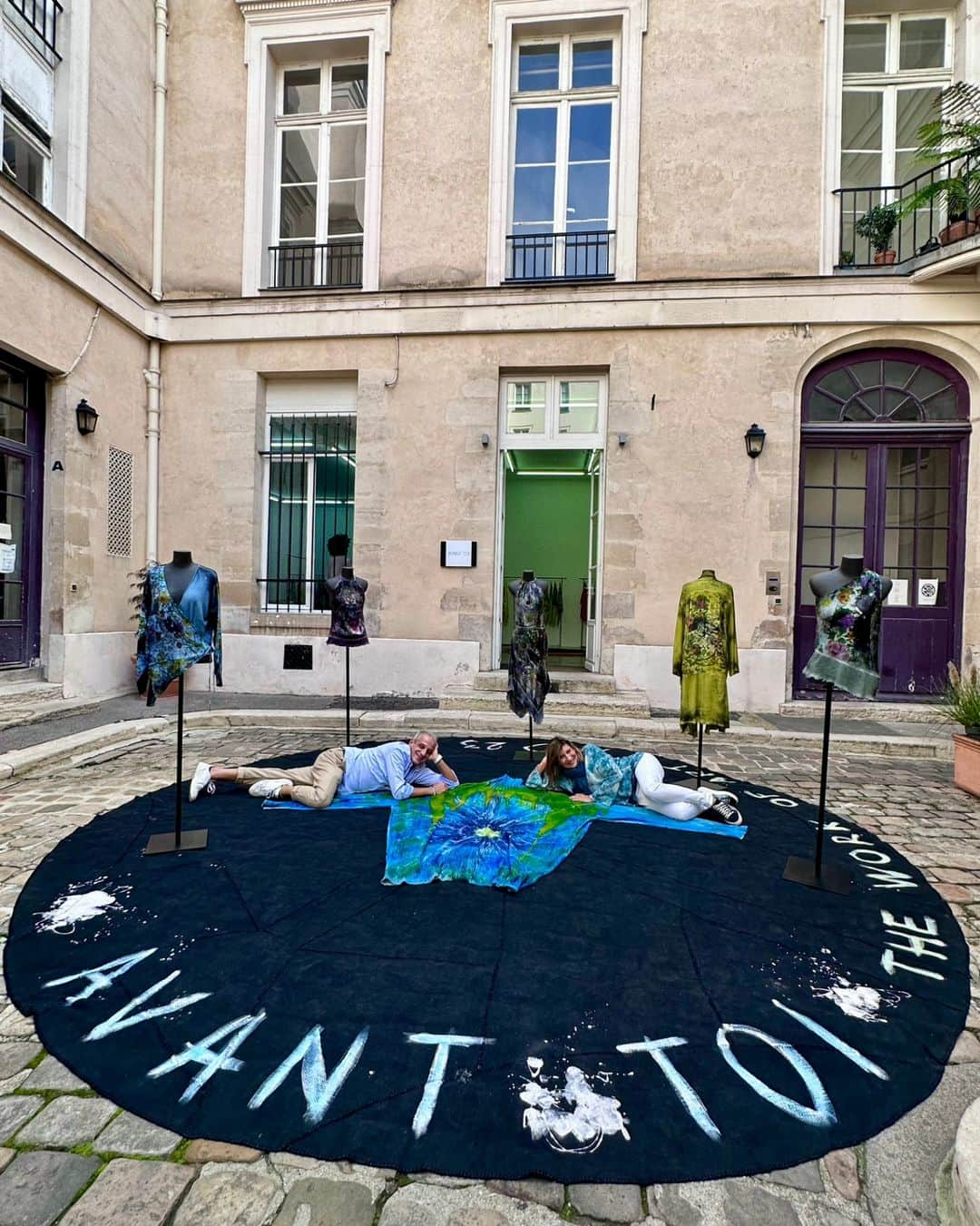 さんのインスタグラム写真 - (Instagram)「Paris Fashion Week - Enter the AVANT TOI world and discover the special pieces of the new SS24 collection.  28th Sep - 3rd Oct AVANT TOI - 8 RUE CHARLOT, PARIS  #AvantToiWorld #AvantToi #AvantToiColors #ArtToWear #pfw #knitwear #parisfashionweek #paris #madeinitaly」9月30日 23時40分 - avant_toi.it