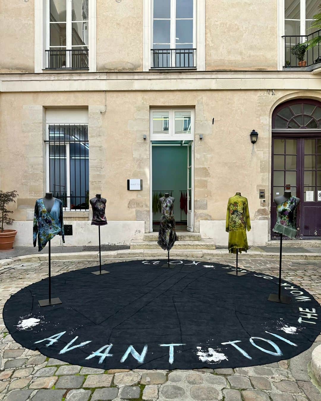 さんのインスタグラム写真 - (Instagram)「Paris Fashion Week - Enter the AVANT TOI world and discover the special pieces of the new SS24 collection.  28th Sep - 3rd Oct AVANT TOI - 8 RUE CHARLOT, PARIS  #AvantToiWorld #AvantToi #AvantToiColors #ArtToWear #pfw #knitwear #parisfashionweek #paris #madeinitaly」9月30日 23時40分 - avant_toi.it