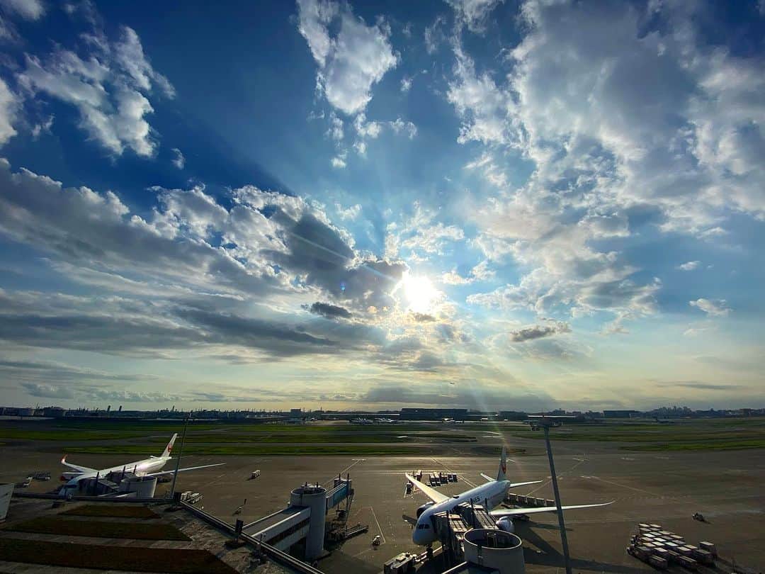 早瀬英里奈のインスタグラム：「✰羽田空港の空✰  今月も素敵な空に出会えました꙳✧˖°  ９月もありがとう✵✵✵  #2023 #9月 #羽田空港 #空  #早瀬英里奈 #erinahayase  #erina」